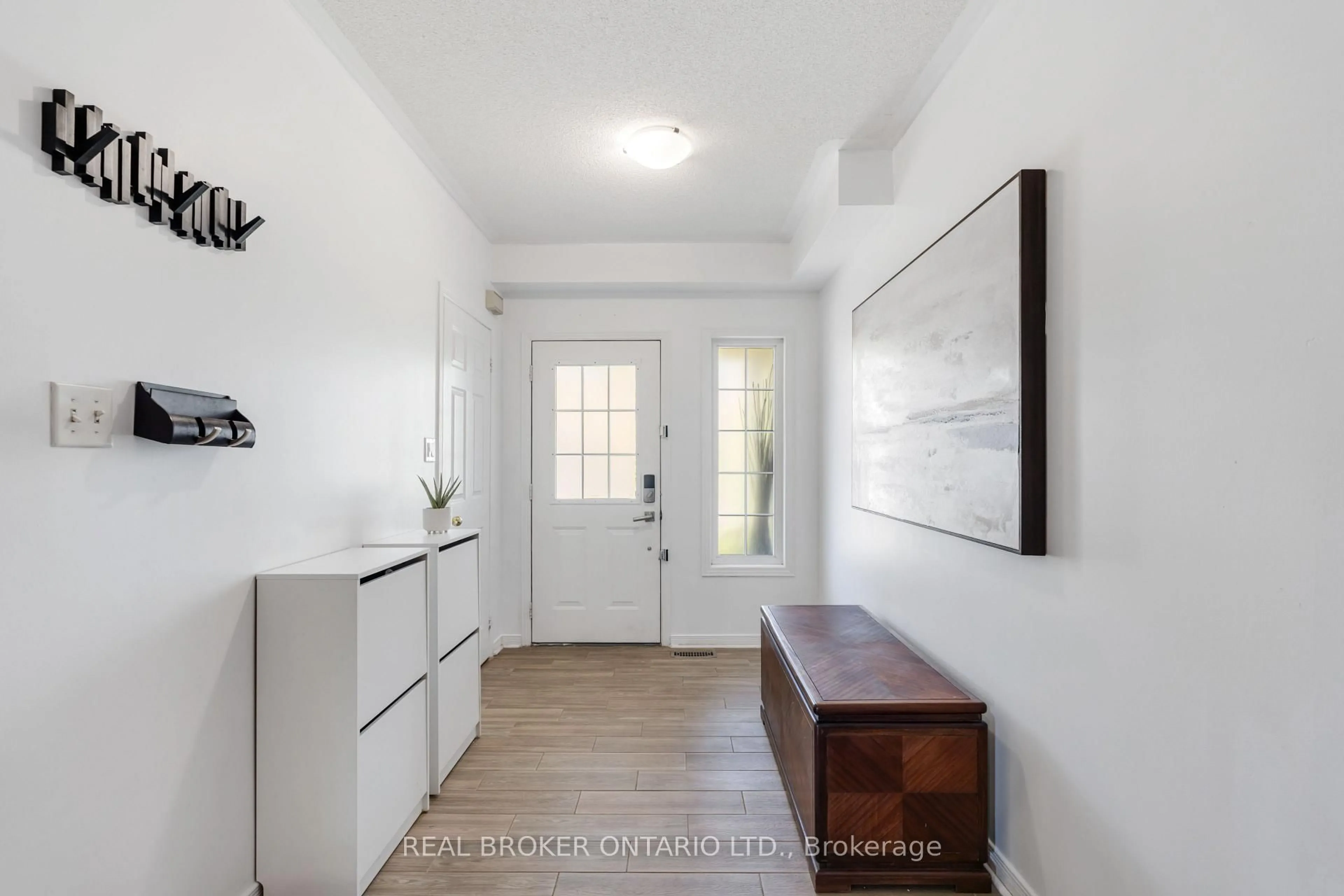 Indoor entryway for 5654 Barbara Cres, Burlington Ontario L7L 6X3