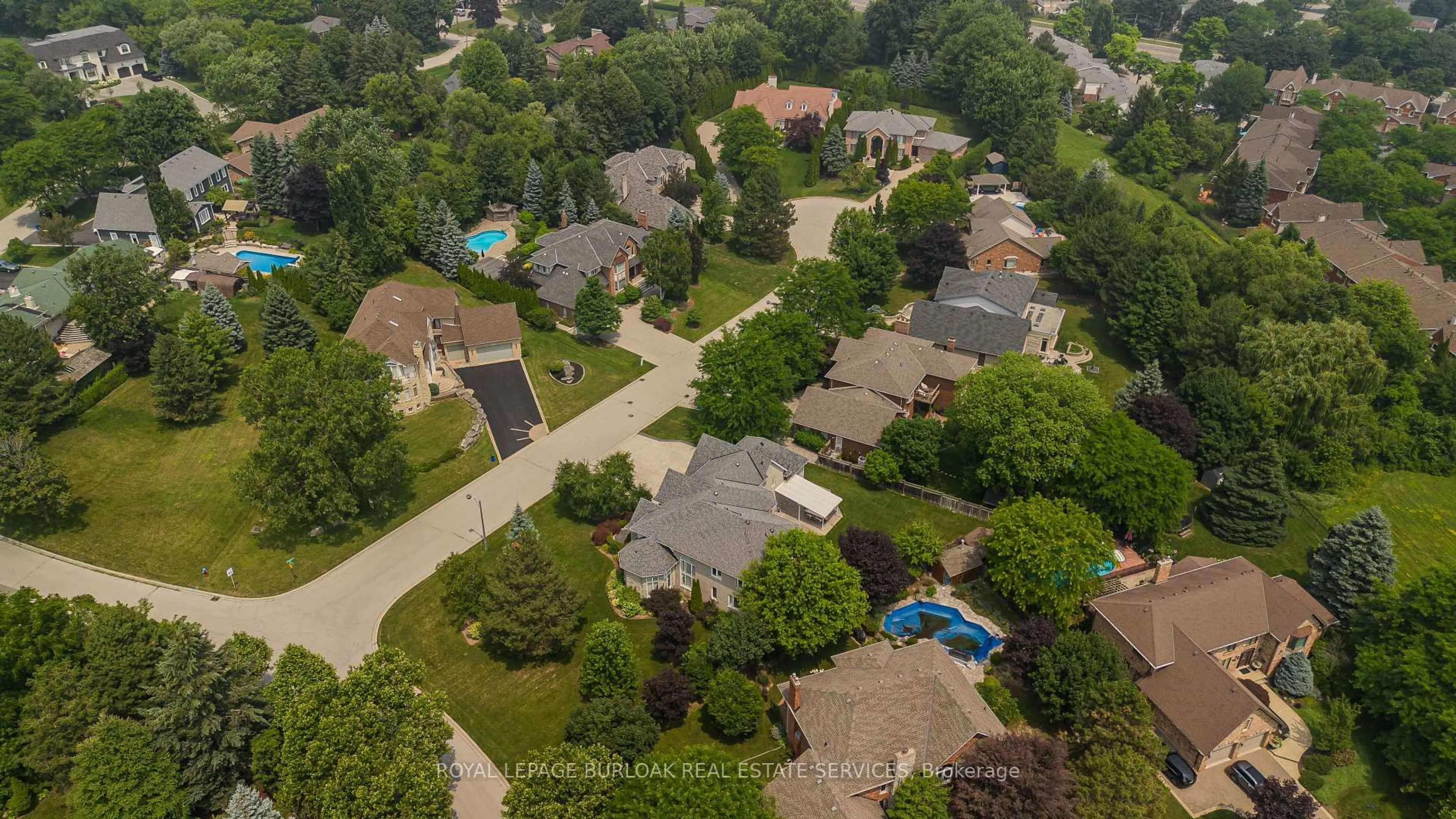 A pic from outside/outdoor area/front of a property/back of a property/a pic from drone, street for 1400 Tamworth Crt, Burlington Ontario L7P 4V3