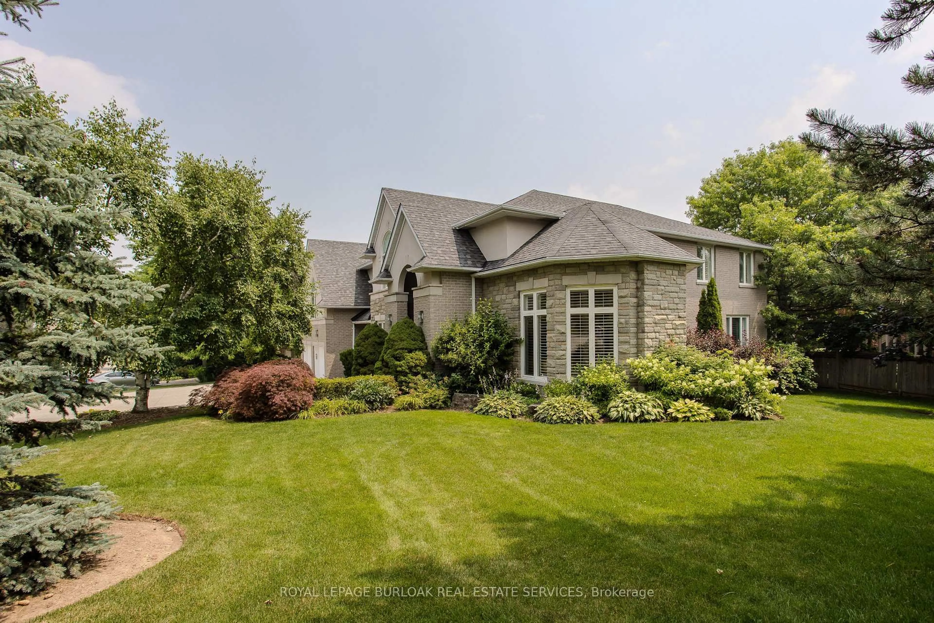 Home with brick exterior material, unknown for 1400 Tamworth Crt, Burlington Ontario L7P 4V3