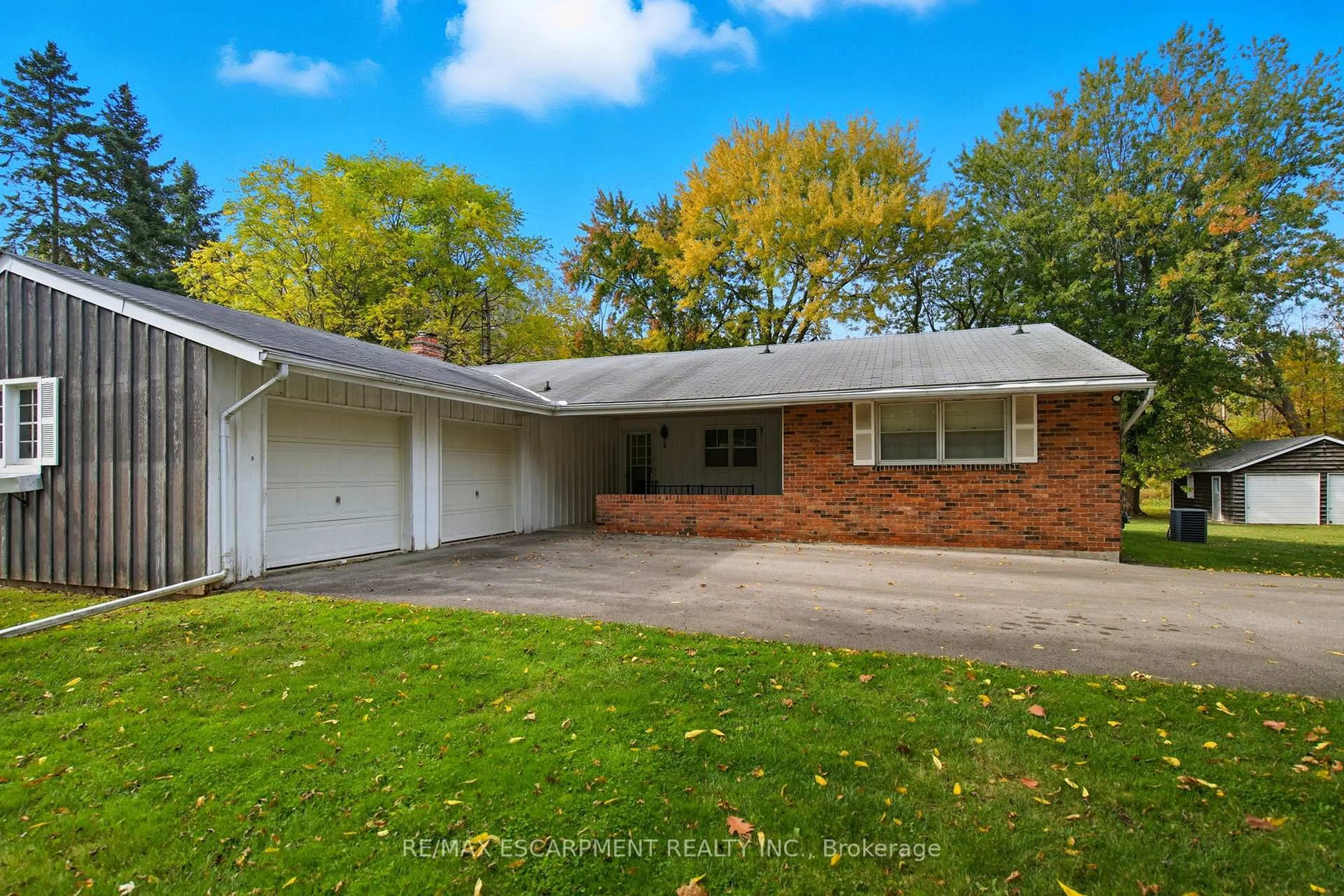 A pic from outside/outdoor area/front of a property/back of a property/a pic from drone, street for 2179 Britannia Rd, Burlington Ontario L7P 0E8