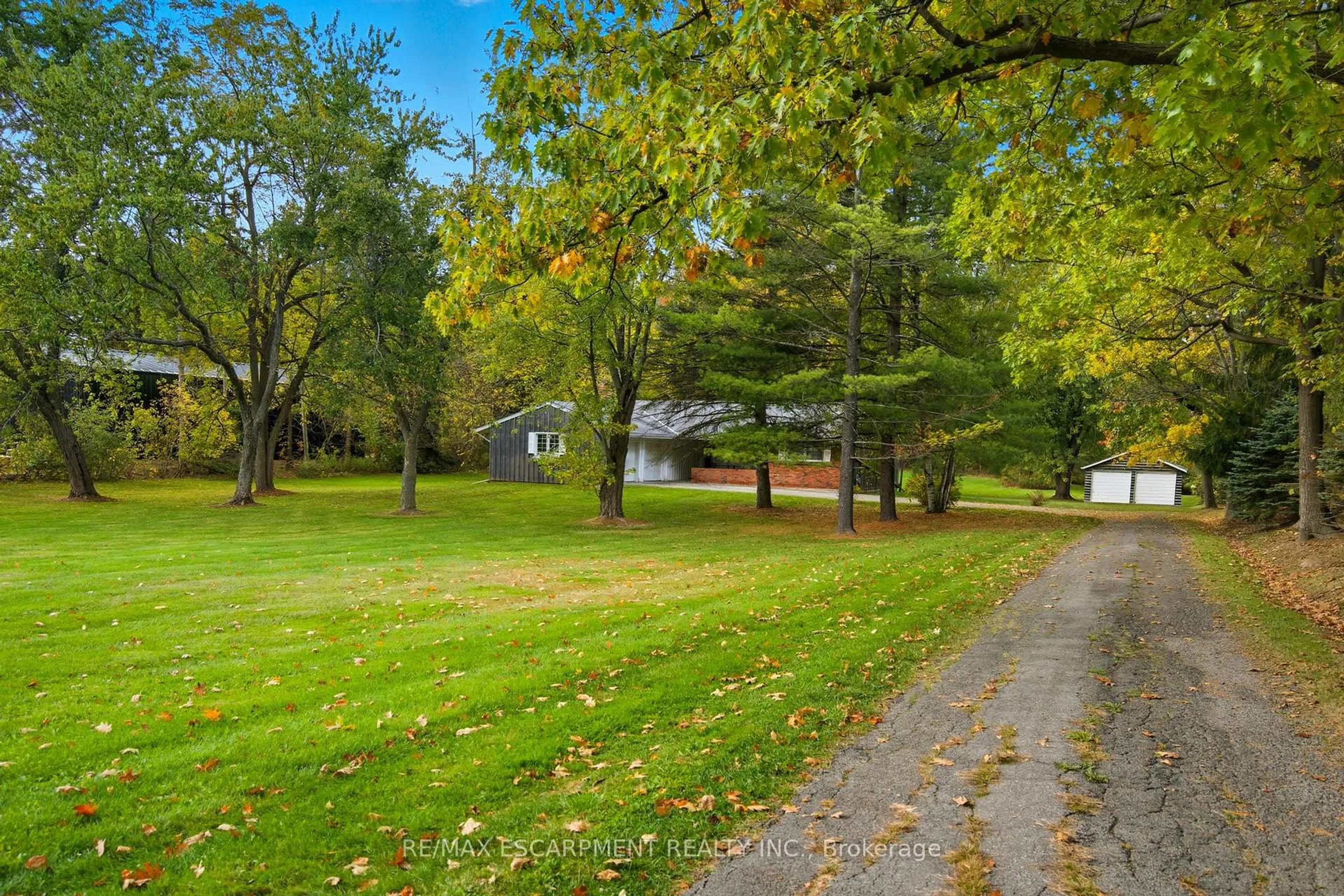 A pic from outside/outdoor area/front of a property/back of a property/a pic from drone, unknown for 2179 Britannia Rd, Burlington Ontario L7P 0E8