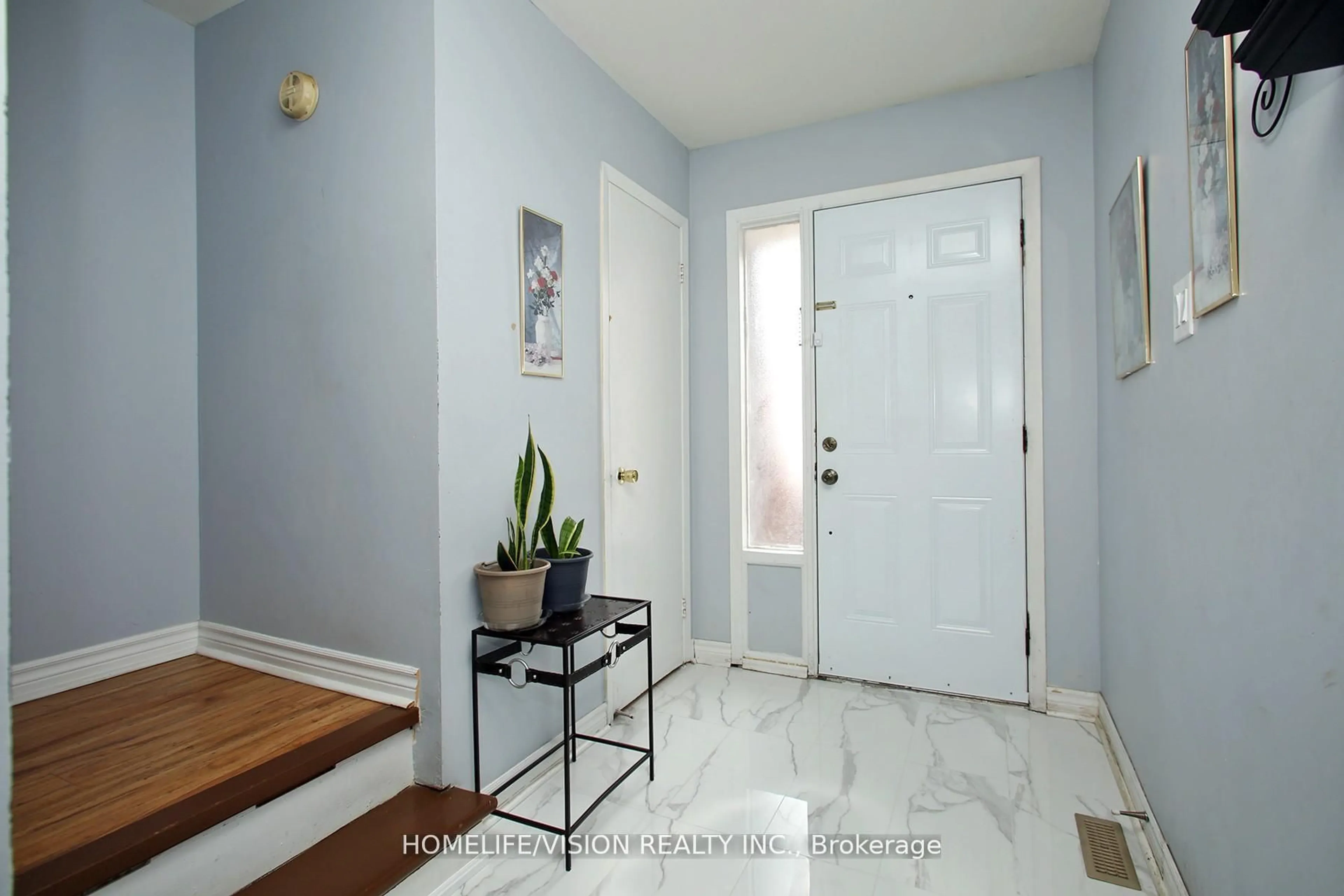 Indoor entryway for 3430 Brandon Gate Dr #15, Mississauga Ontario L4T 3T4