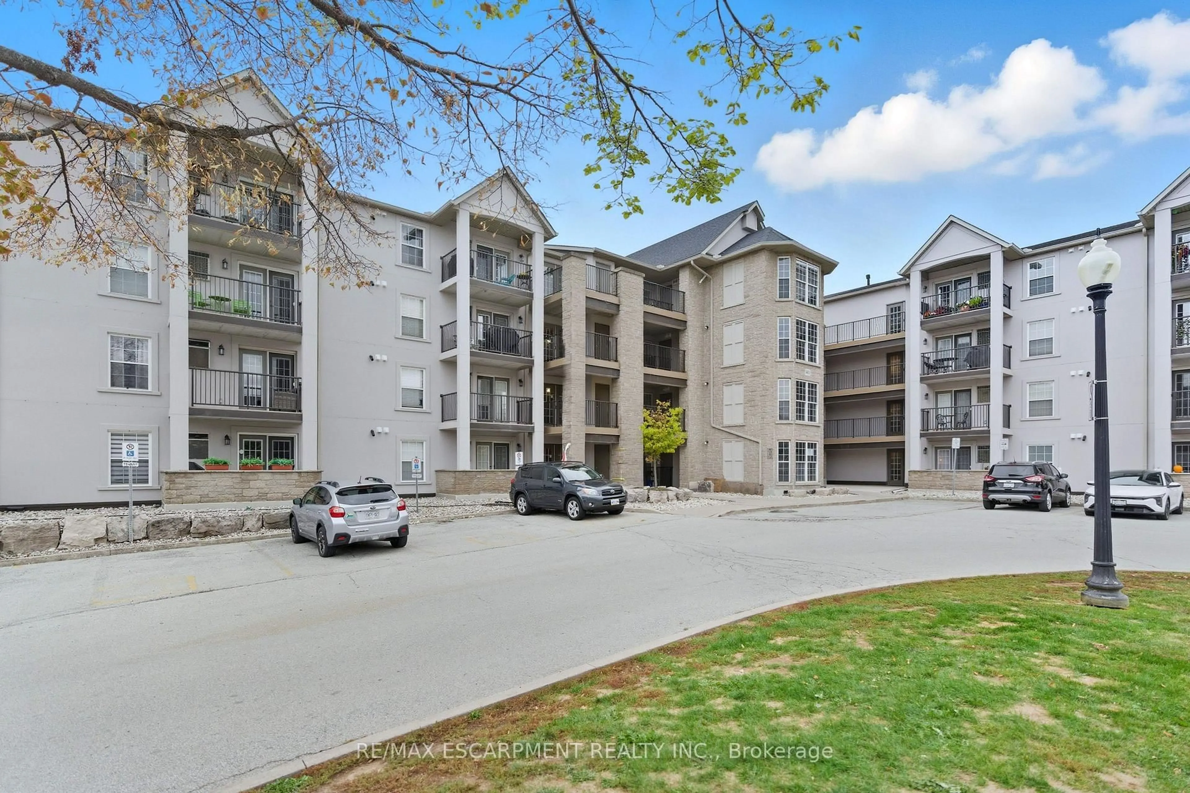 A pic from outside/outdoor area/front of a property/back of a property/a pic from drone, unknown for 1411 Walkers Line #409, Burlington Ontario L7M 4P5