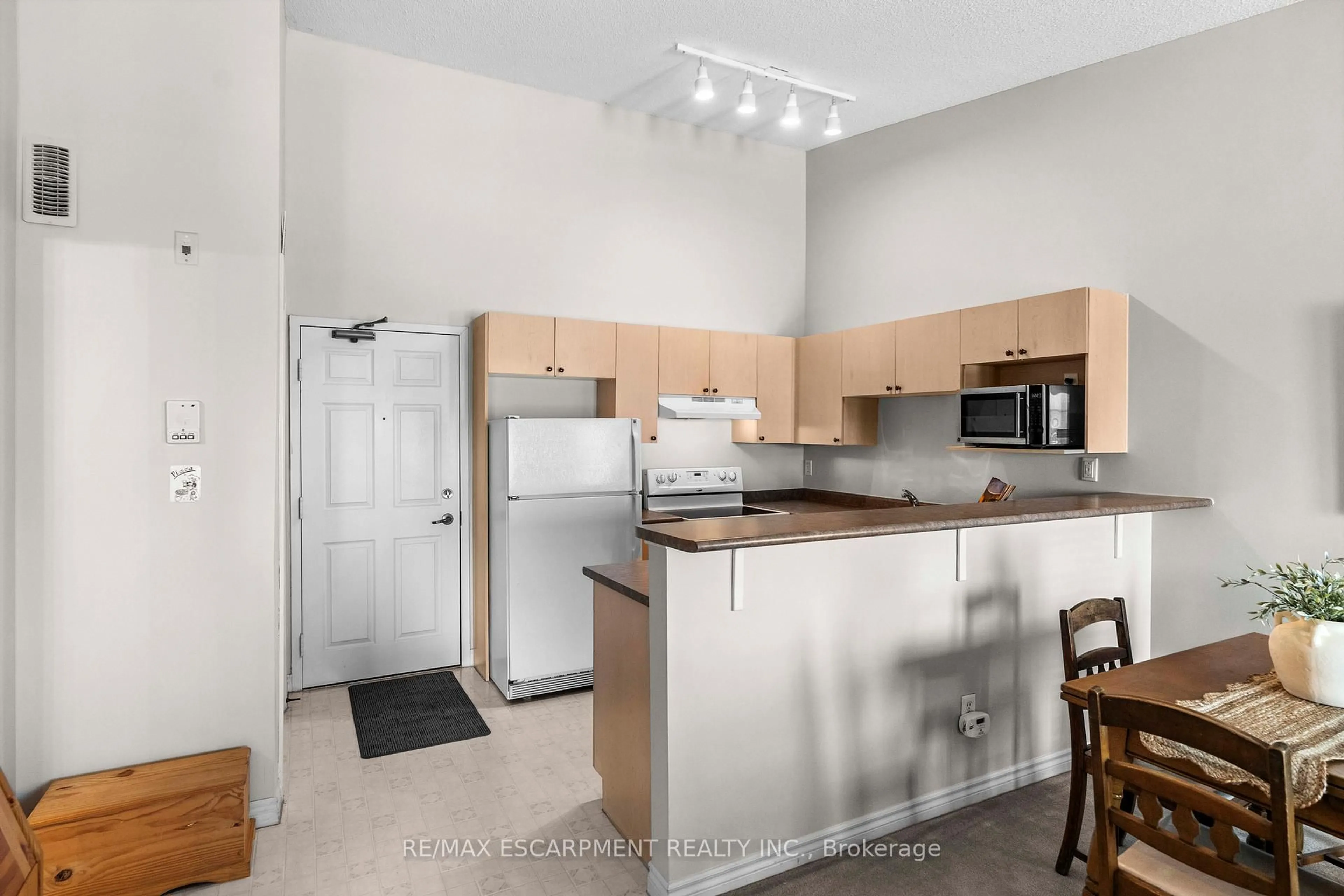 Standard kitchen, unknown for 1411 Walkers Line #409, Burlington Ontario L7M 4P5