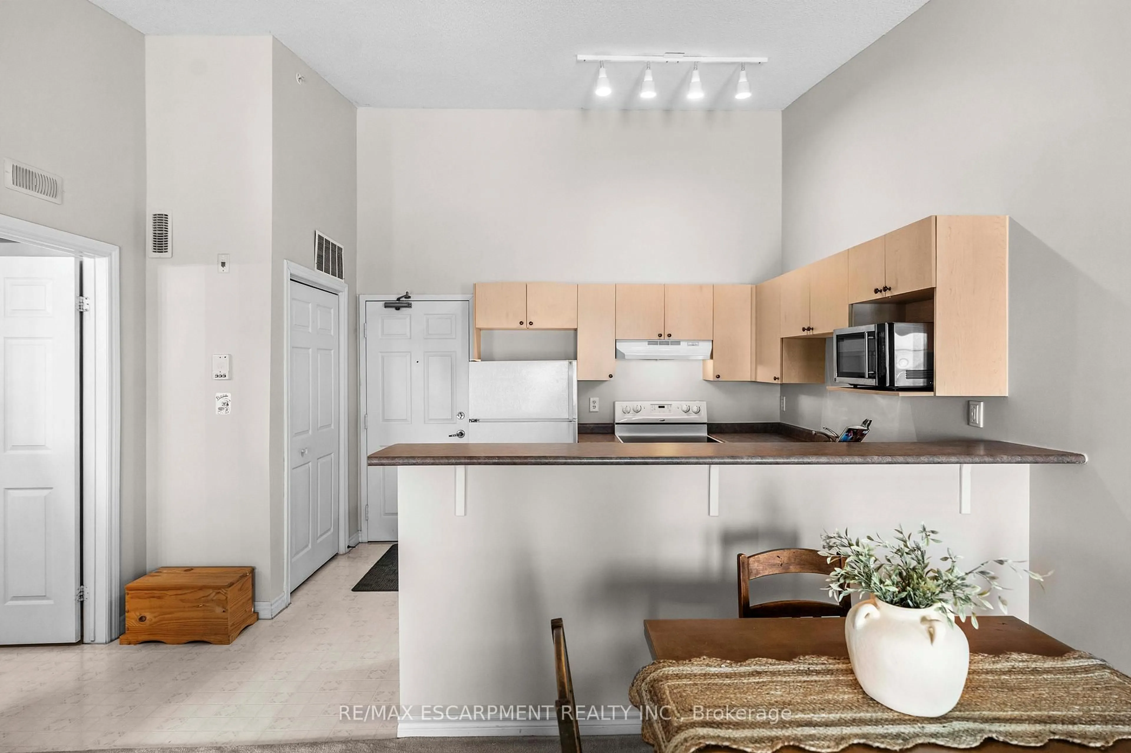 Open concept kitchen, unknown for 1411 Walkers Line #409, Burlington Ontario L7M 4P5