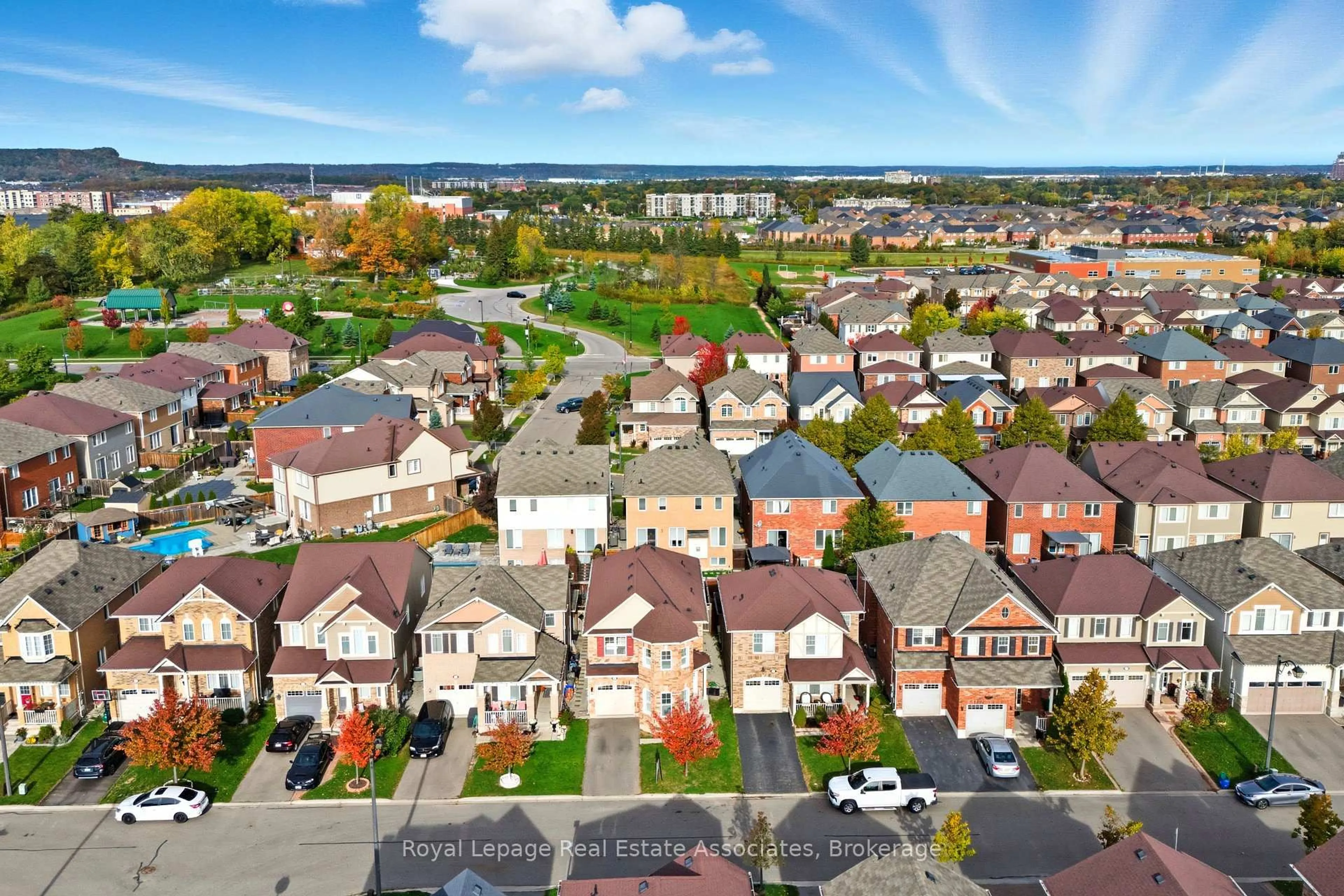 A pic from outside/outdoor area/front of a property/back of a property/a pic from drone, street for 435 Pozbou Cres, Milton Ontario L9T 8H8