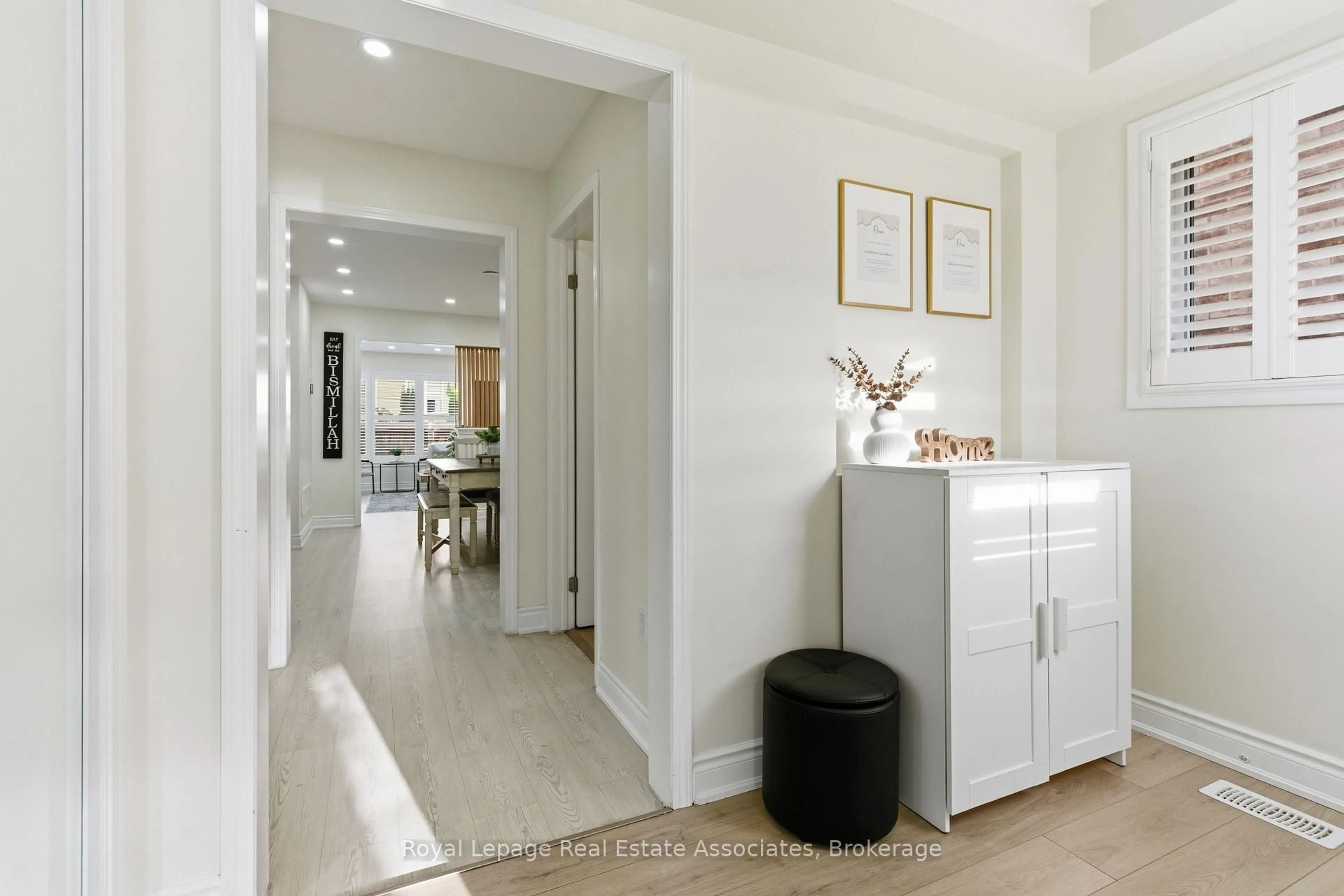 Indoor entryway for 435 Pozbou Cres, Milton Ontario L9T 8H8