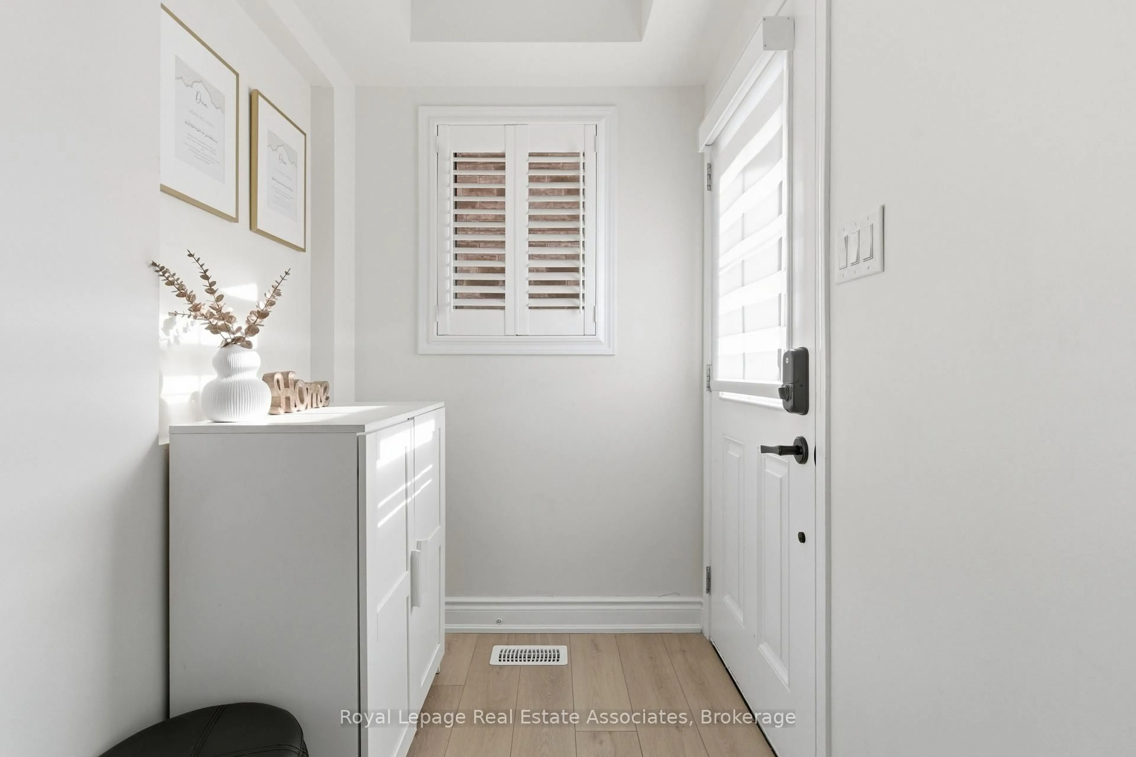 Indoor entryway for 435 Pozbou Cres, Milton Ontario L9T 8H8