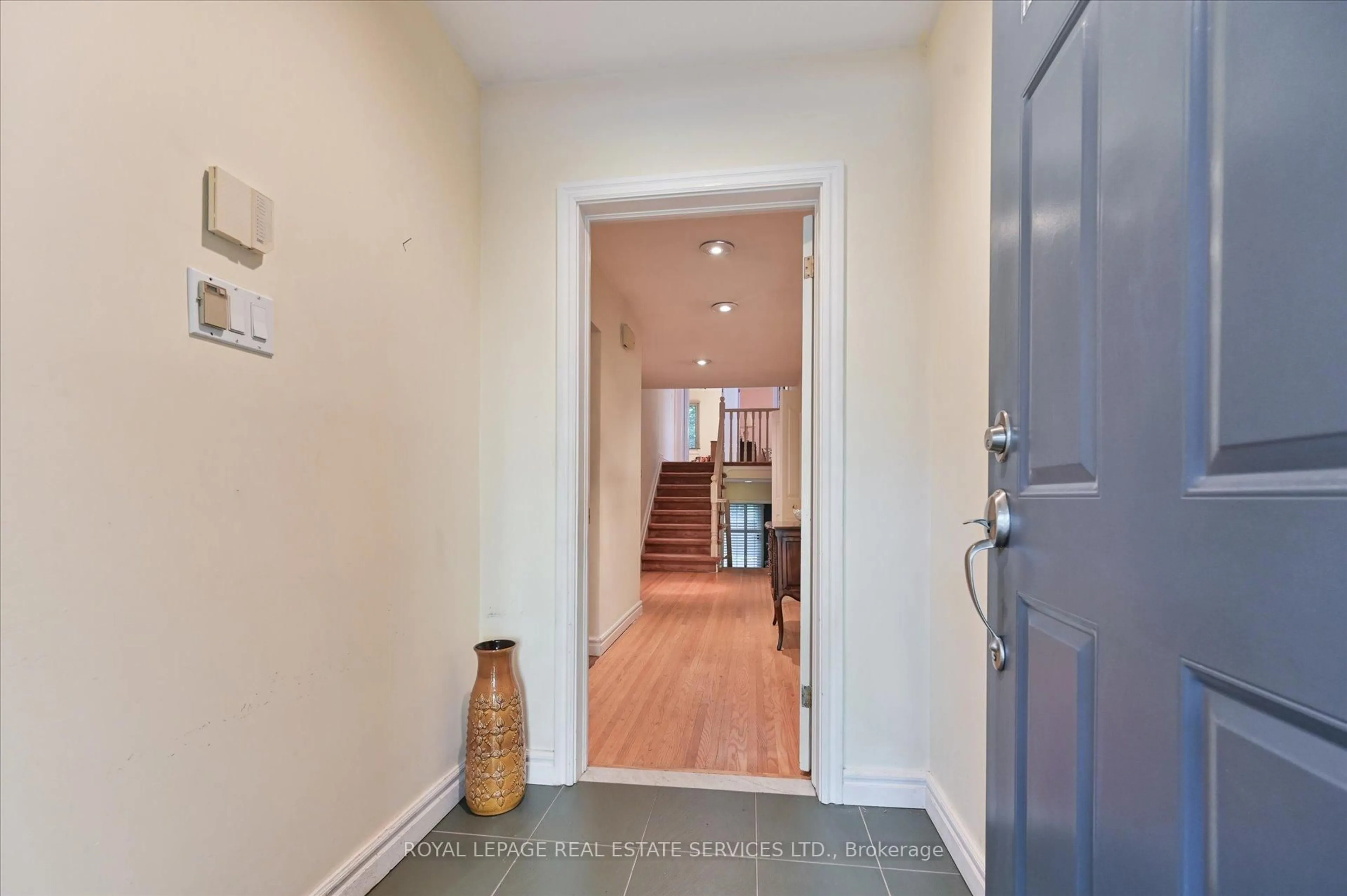 Indoor entryway for 20 Widdicombe Hill, Toronto Ontario M9R 1B3