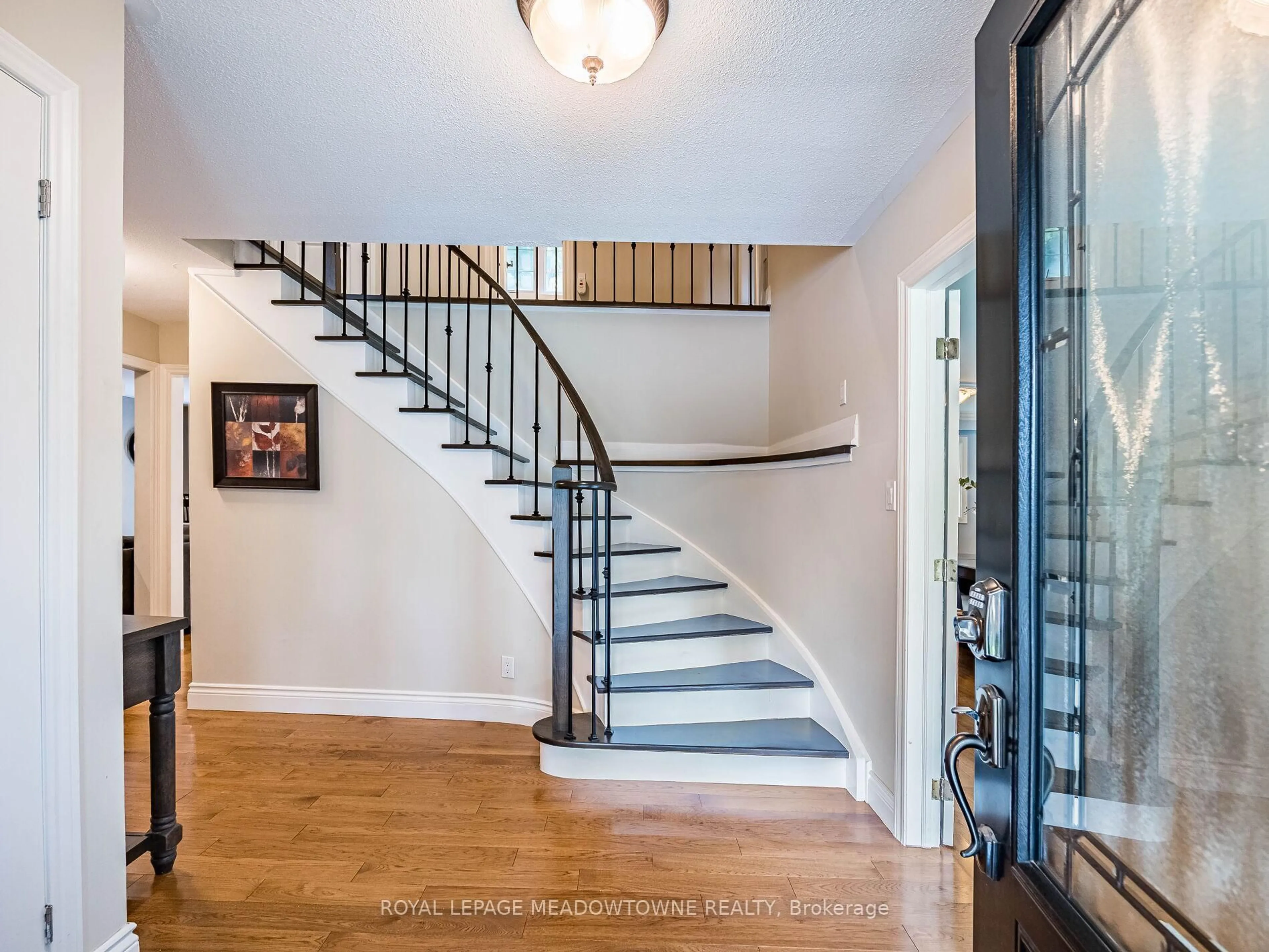 Indoor entryway for 40 Hilltop Dr, Caledon Ontario L7C 1H6