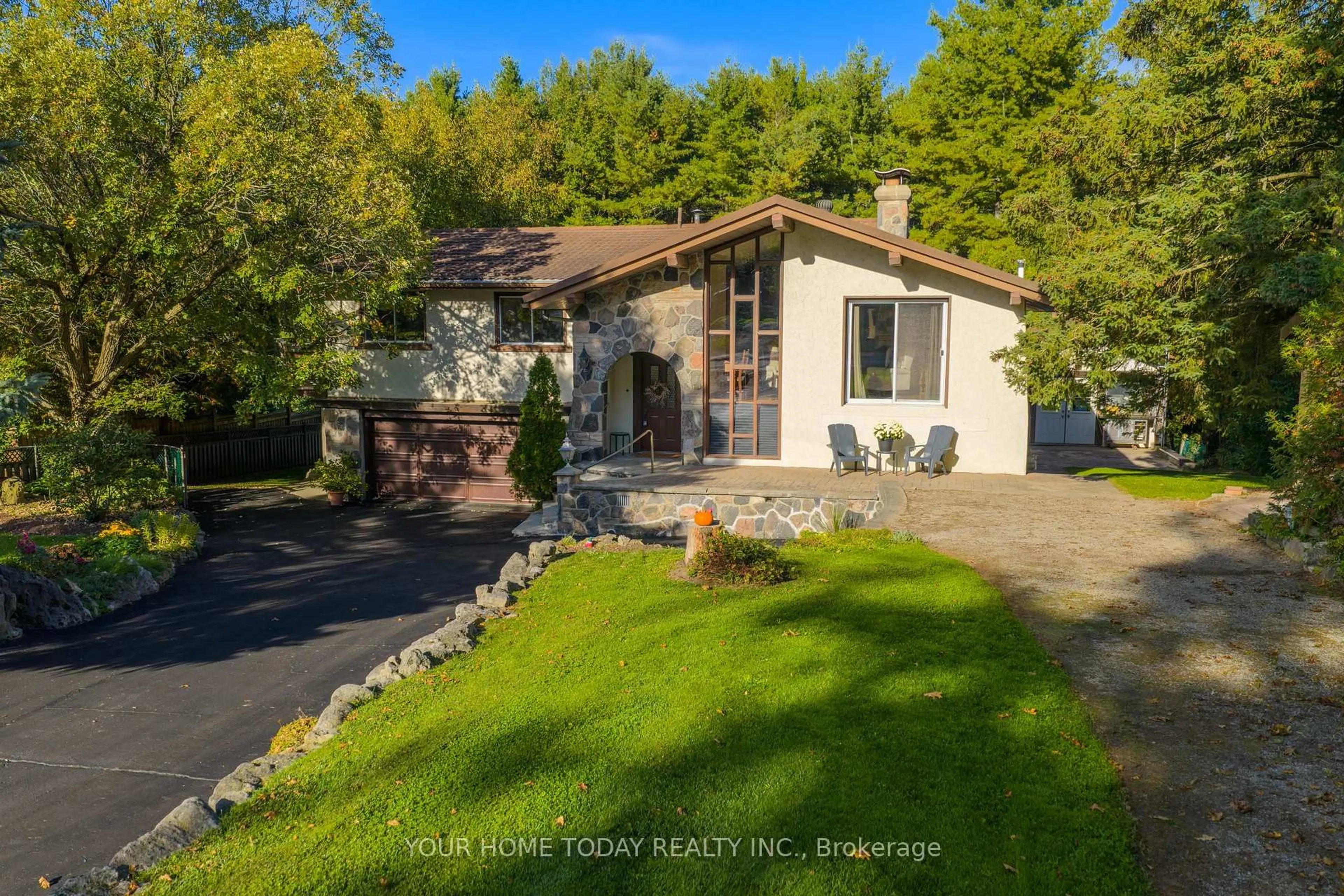 A pic from outside/outdoor area/front of a property/back of a property/a pic from drone, street for 8519 Guelph Line, Milton Ontario L0P 1B0