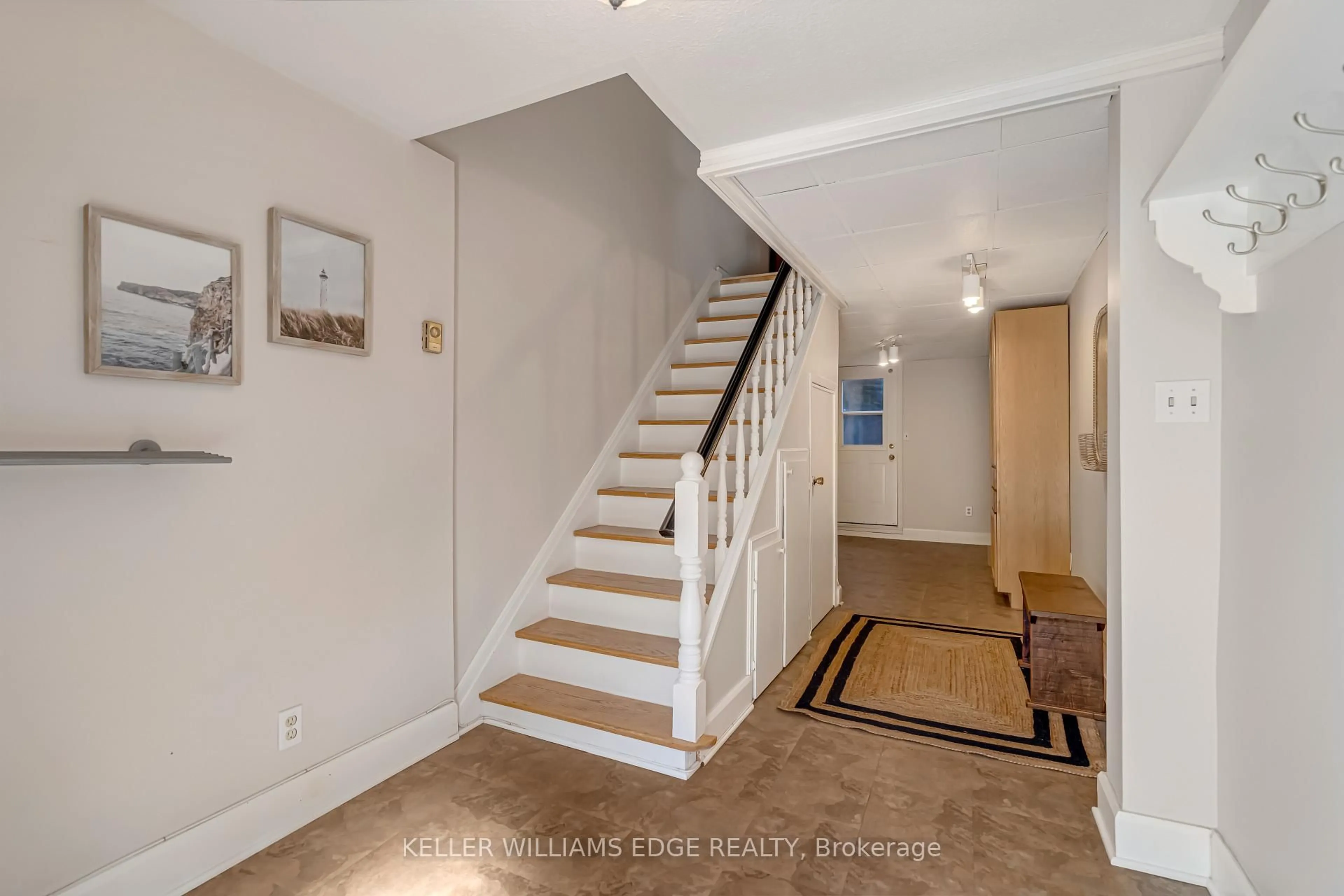 Indoor entryway for 1191 Eighth Line, Oakville Ontario L6H 2H2