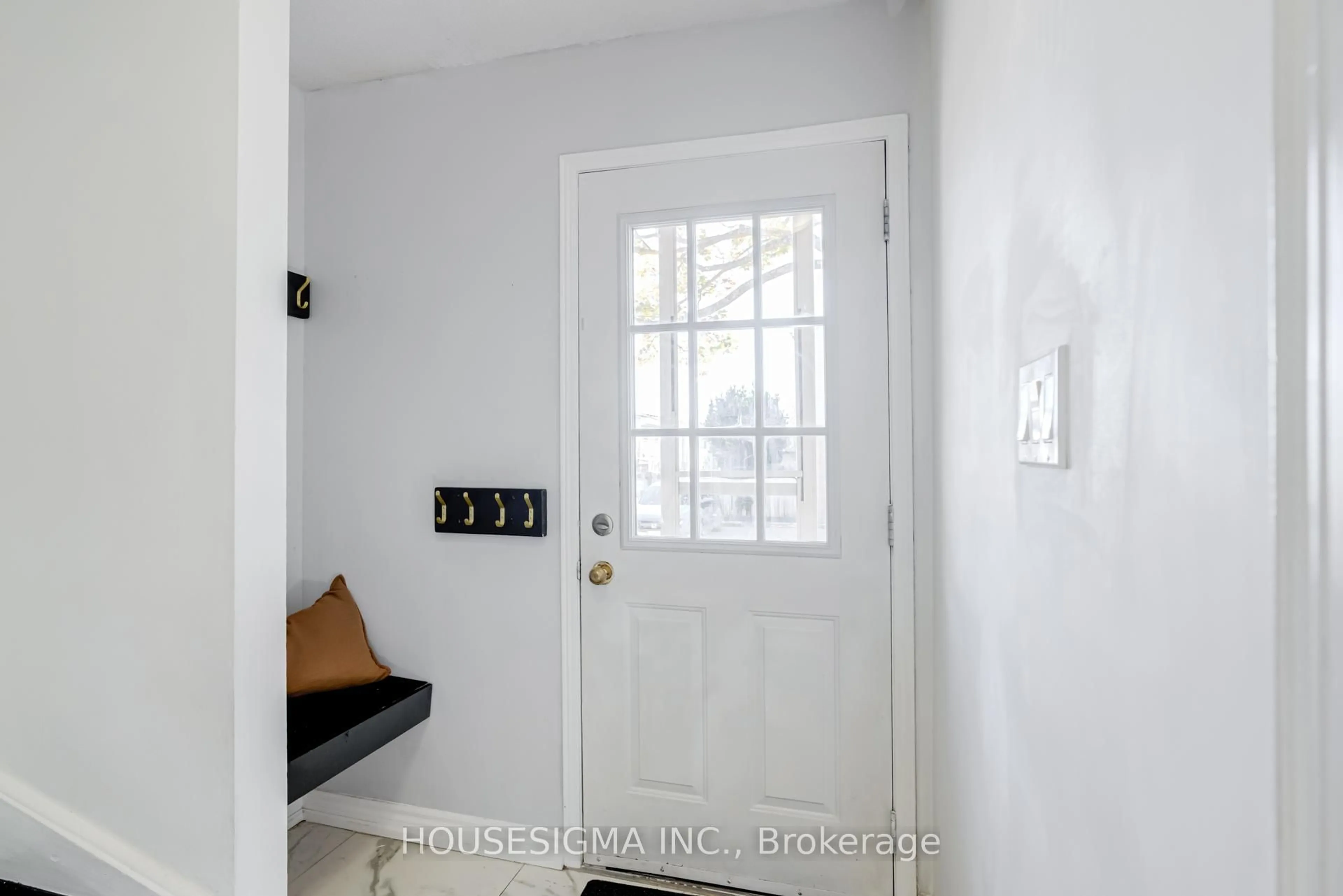 Indoor entryway for 31 Parkview Dr #61, Orangeville Ontario L9W 4J1