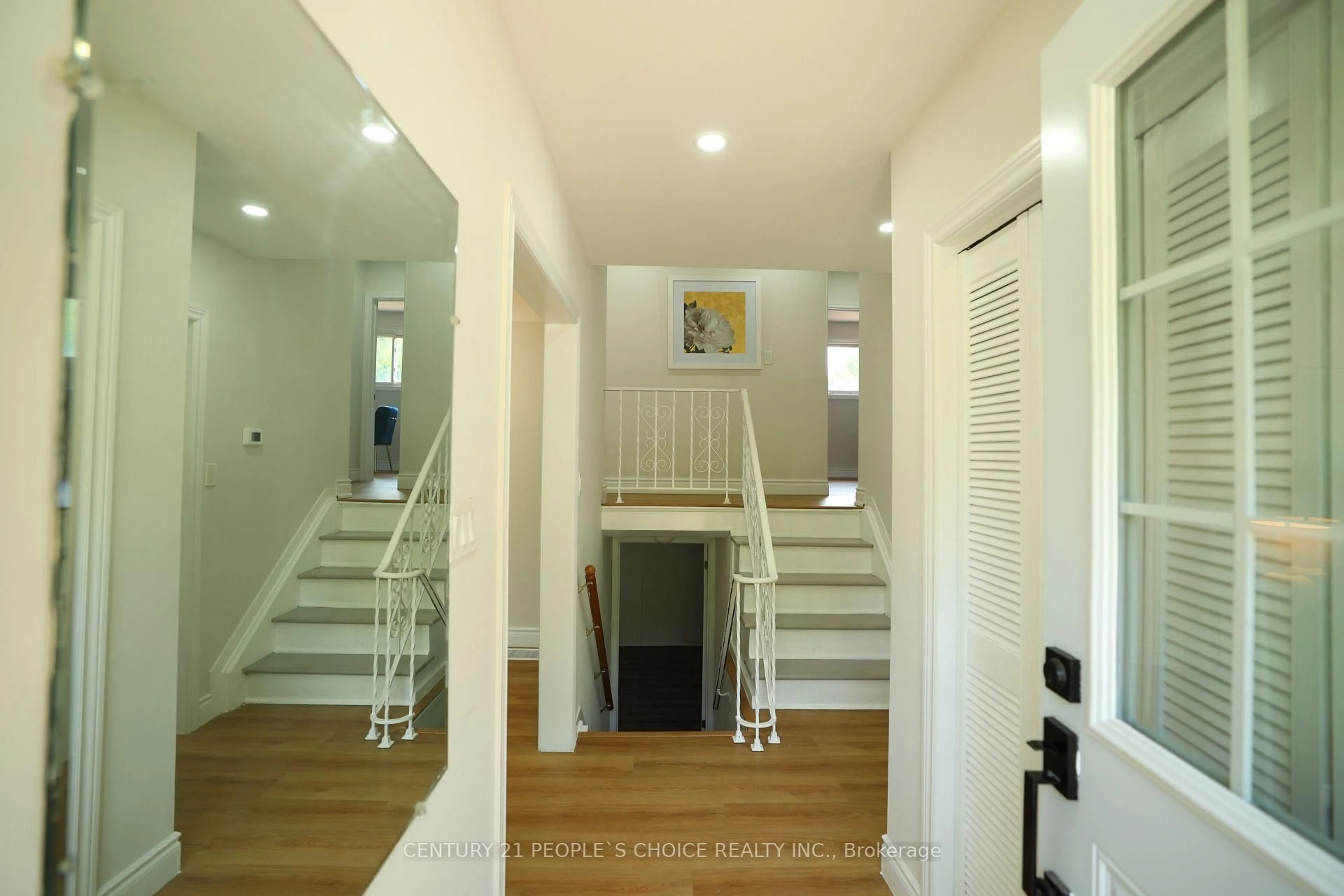 Indoor foyer for 608 Thornwood Ave, Burlington Ontario L7N 3B8