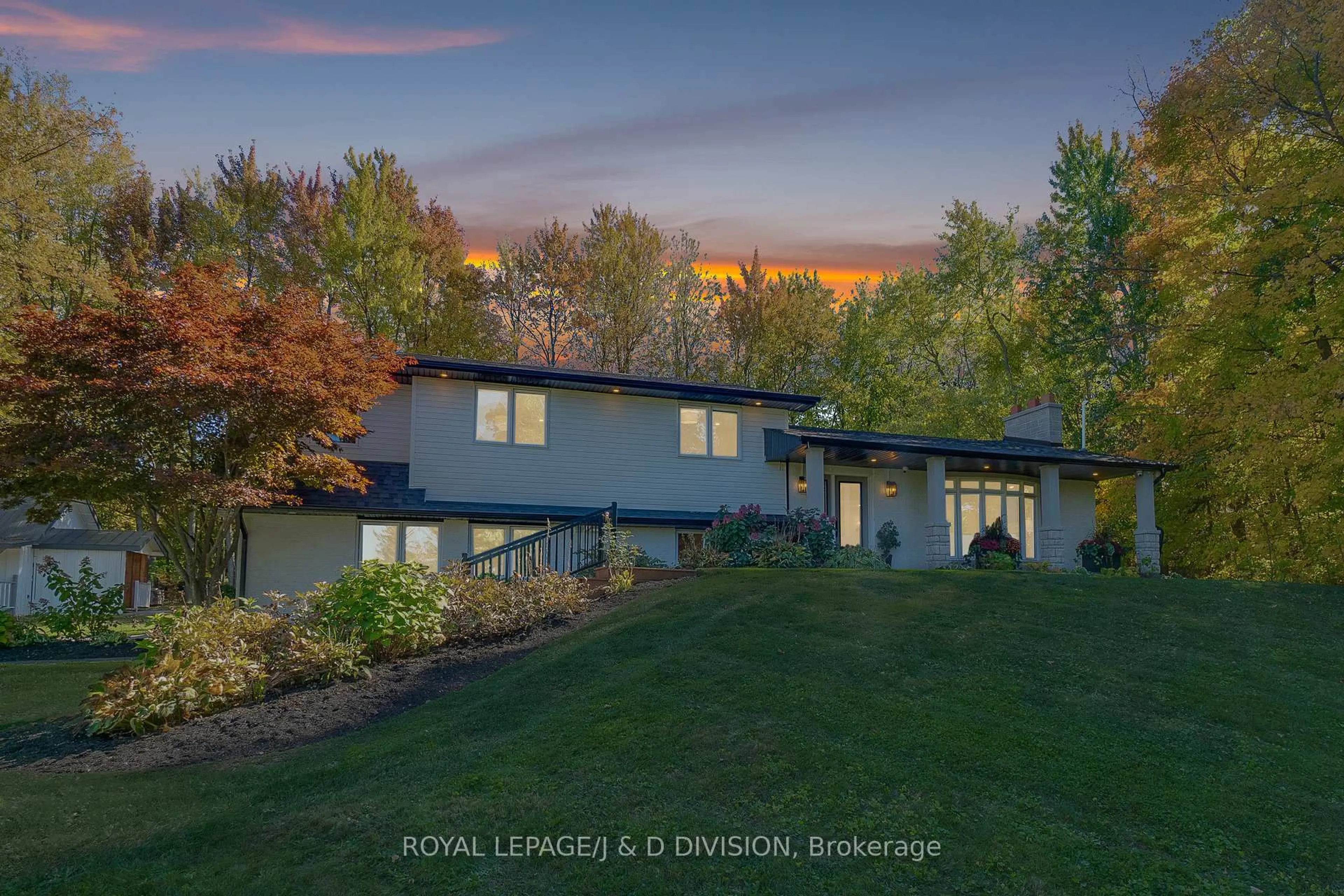 A pic from outside/outdoor area/front of a property/back of a property/a pic from drone, water/lake/river/ocean view for 2340 Britannia Rd, Burlington Ontario L7P 0G2