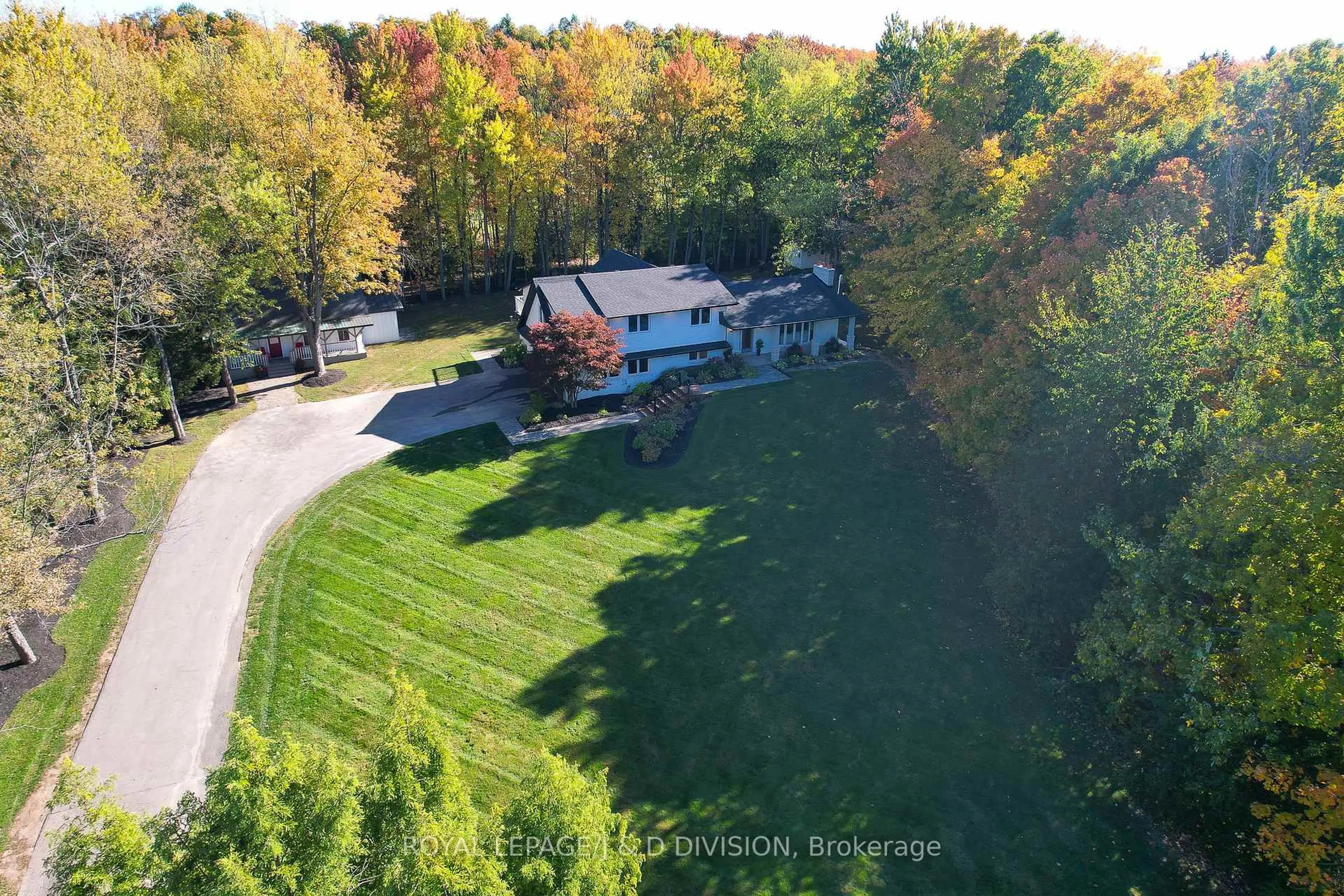 A pic from outside/outdoor area/front of a property/back of a property/a pic from drone, unknown for 2340 Britannia Rd, Burlington Ontario L7P 0G2