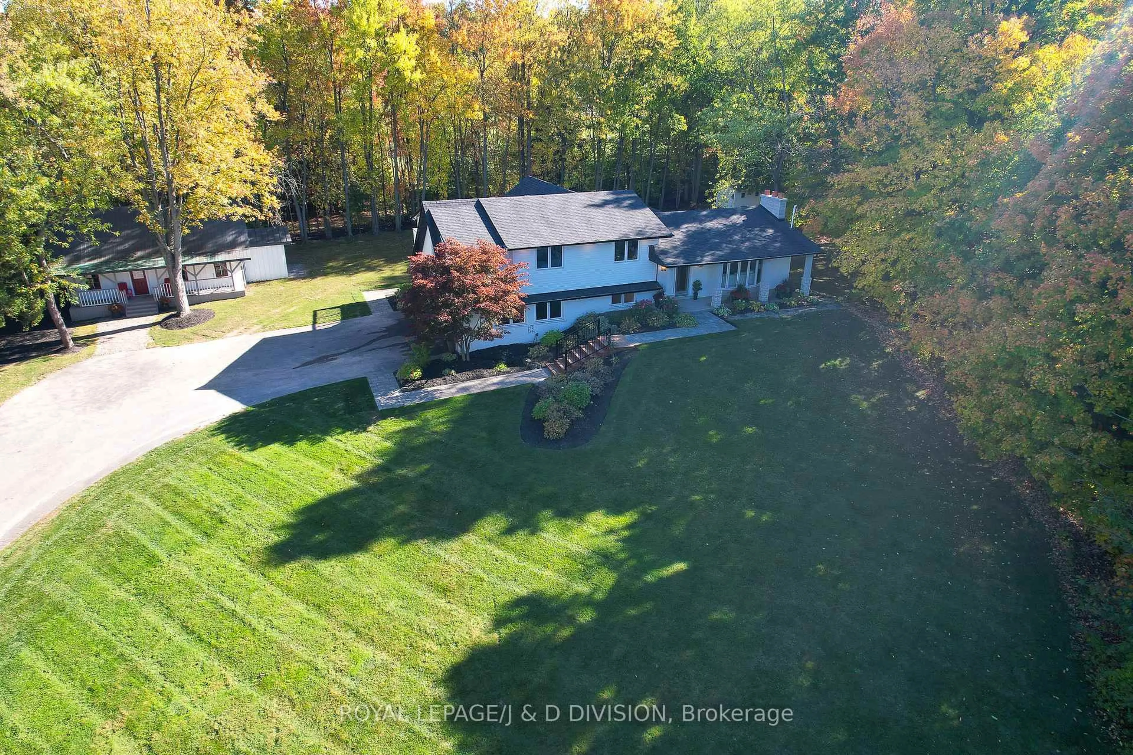 A pic from outside/outdoor area/front of a property/back of a property/a pic from drone, unknown for 2340 Britannia Rd, Burlington Ontario L7P 0G2