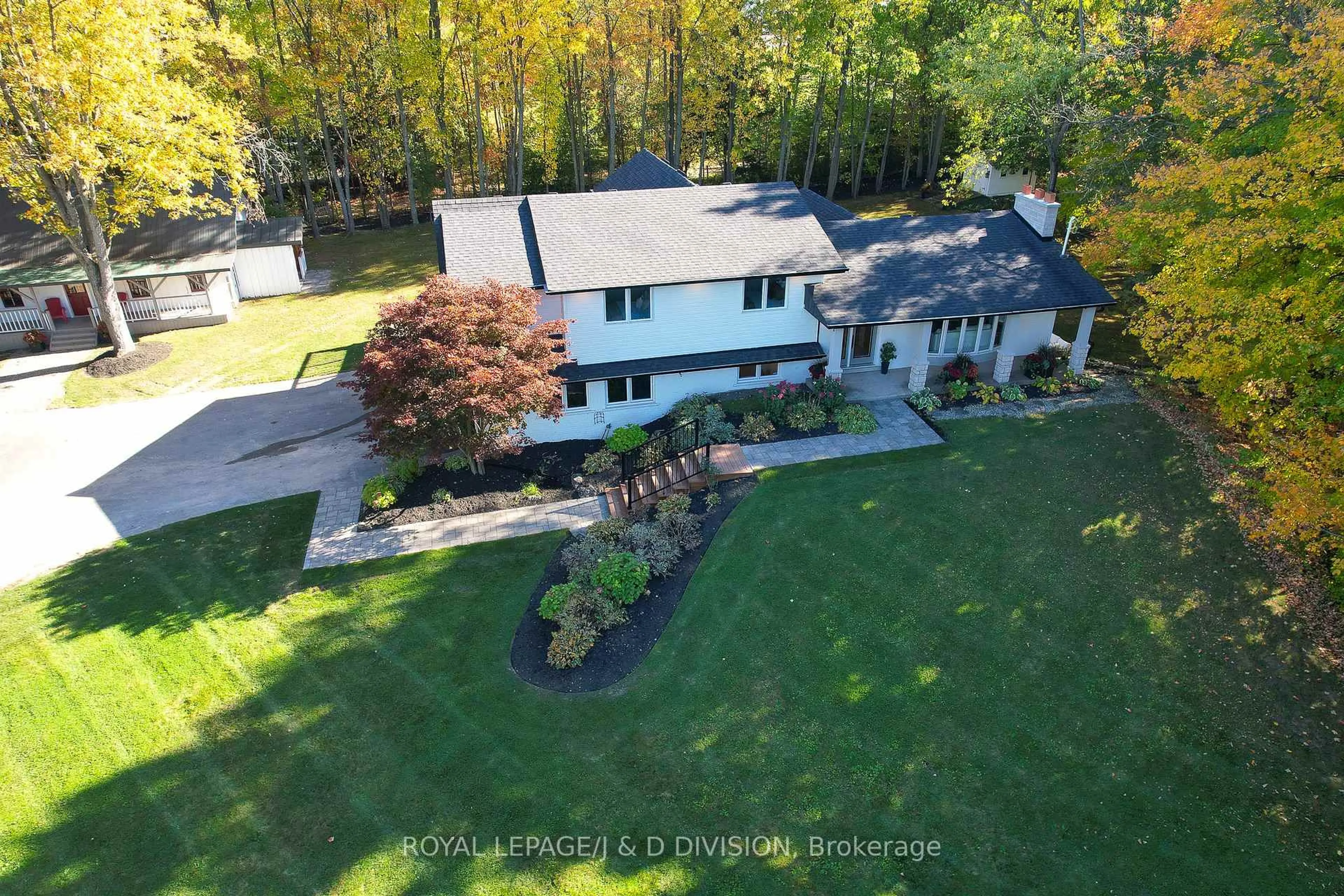 A pic from outside/outdoor area/front of a property/back of a property/a pic from drone, unknown for 2340 Britannia Rd, Burlington Ontario L7P 0G2