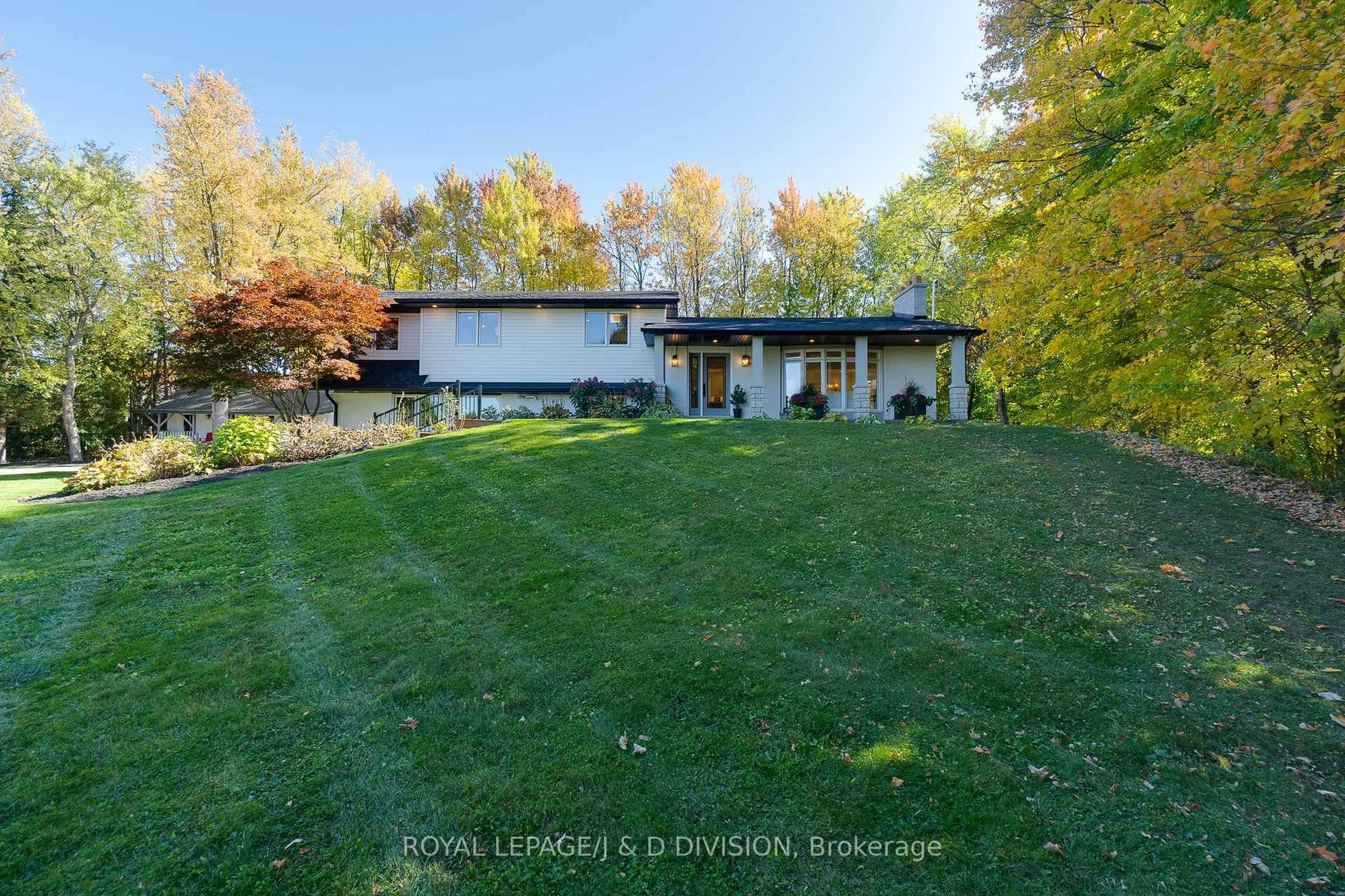 A pic from outside/outdoor area/front of a property/back of a property/a pic from drone, water/lake/river/ocean view for 2340 Britannia Rd, Burlington Ontario L7P 0G2