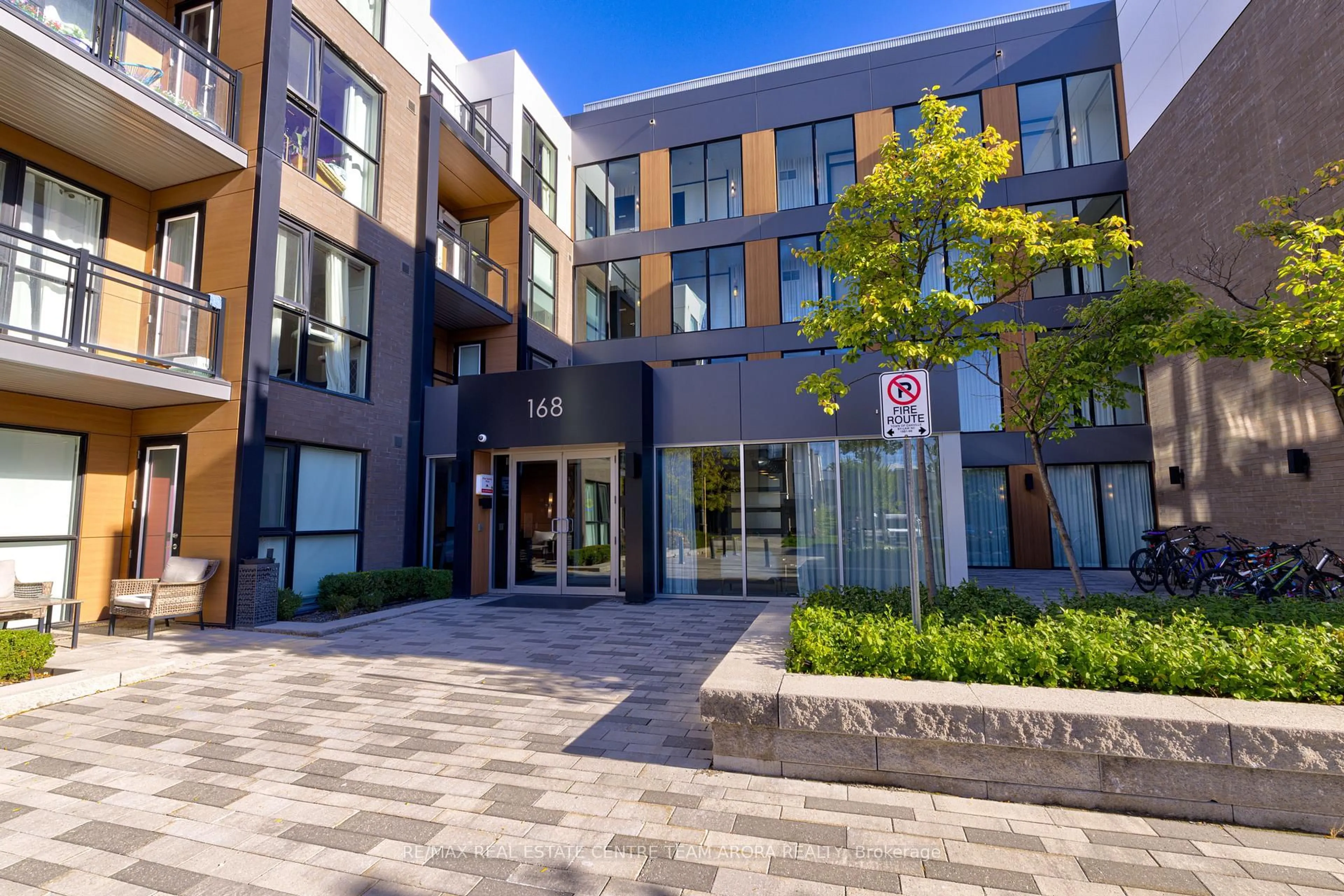 Patio, building for 168 Sabina Dr #302, Oakville Ontario L6H 0W5