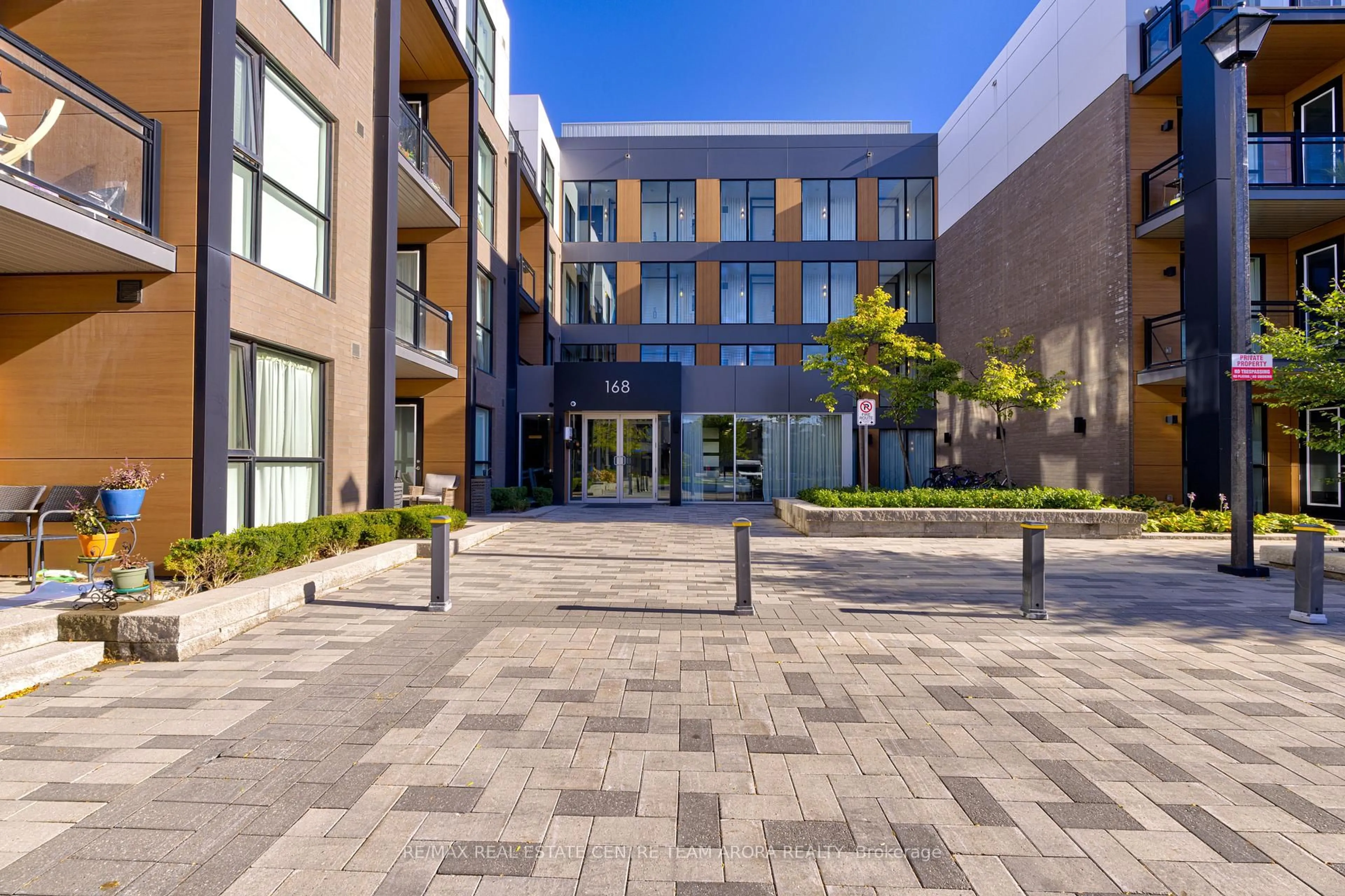 Patio, building for 168 Sabina Dr #302, Oakville Ontario L6H 0W5