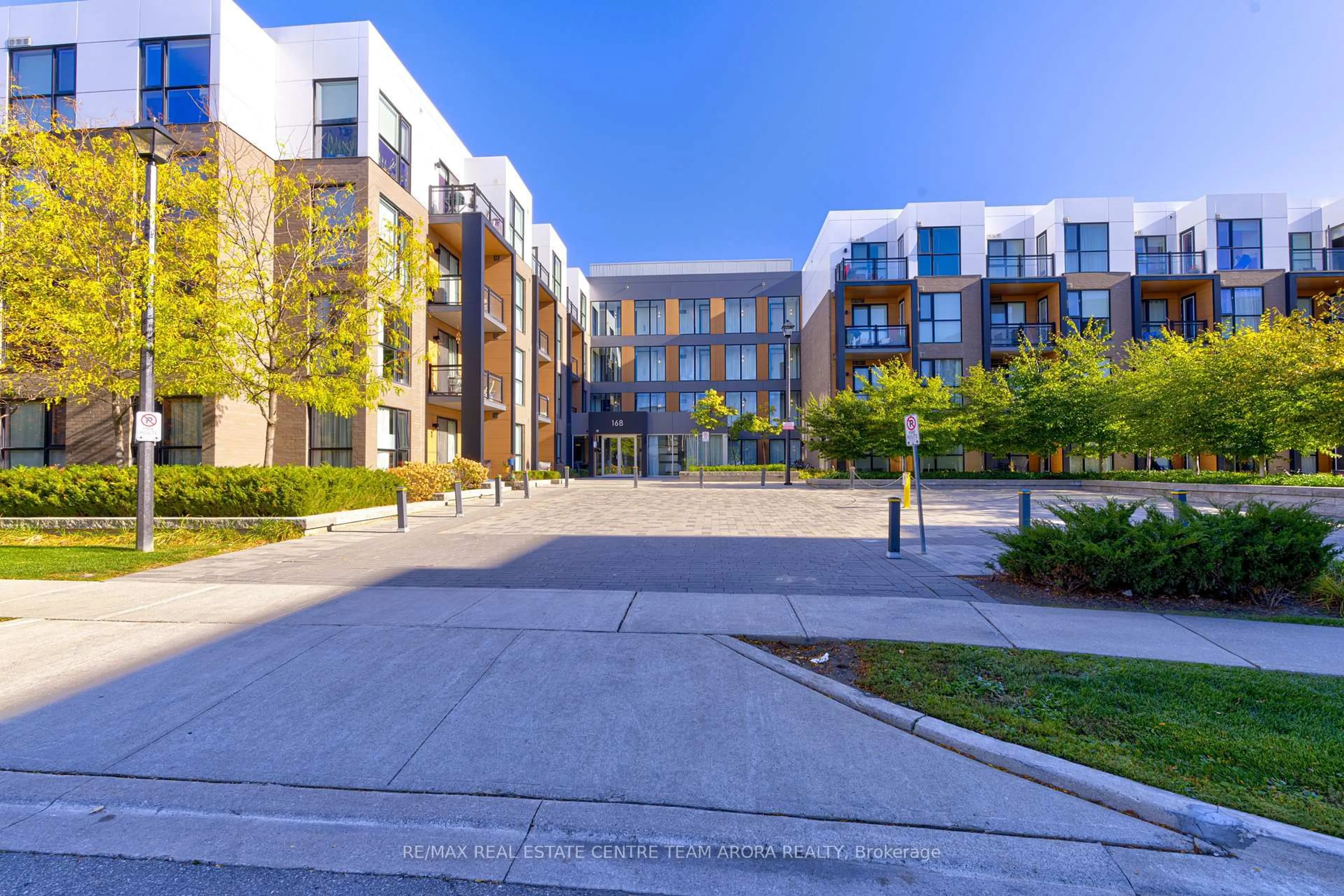 A pic from outside/outdoor area/front of a property/back of a property/a pic from drone, street for 168 Sabina Dr #302, Oakville Ontario L6H 0W5
