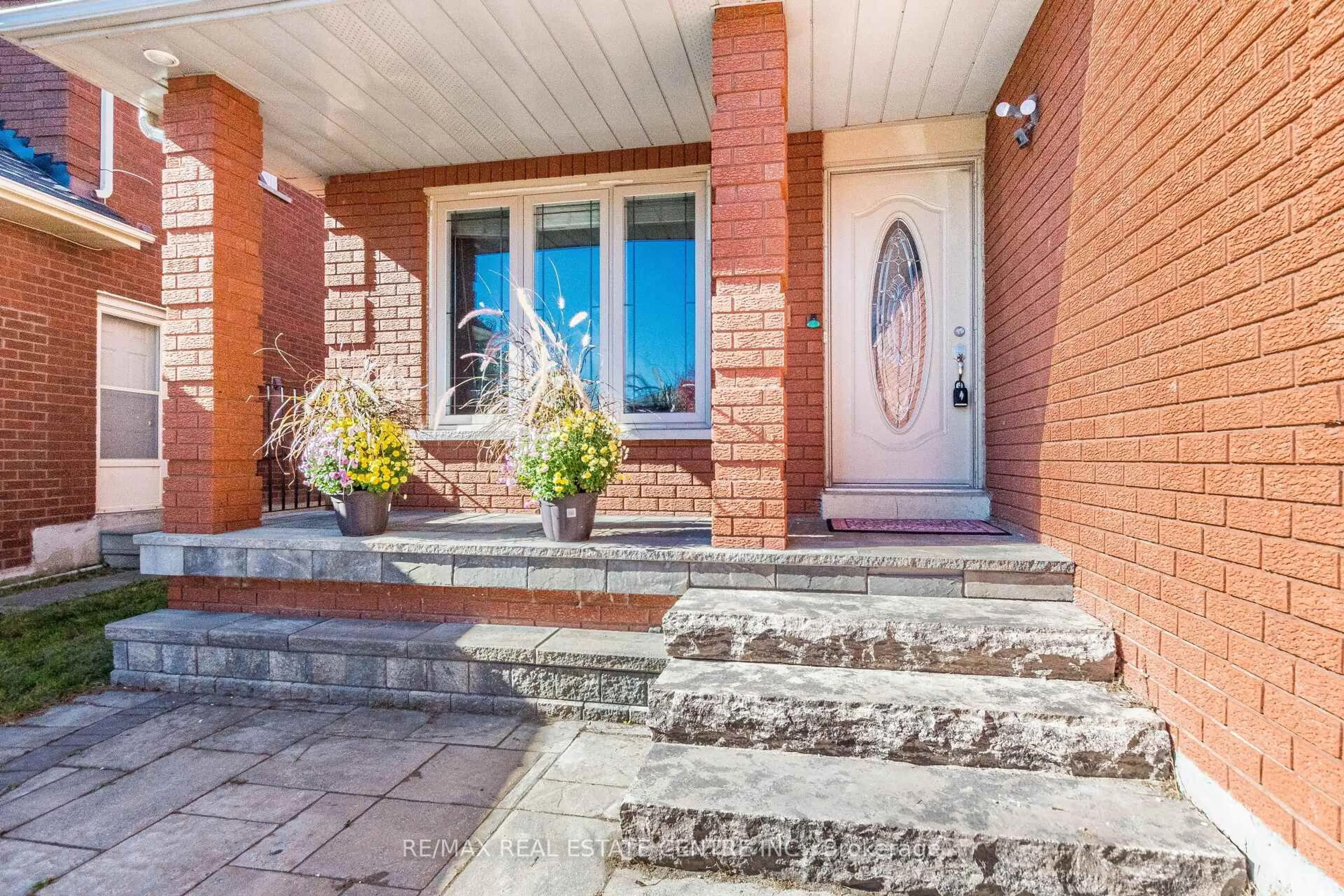 Home with brick exterior material, street for 963 Summerbreeze Crt, Mississauga Ontario L5V 1C9