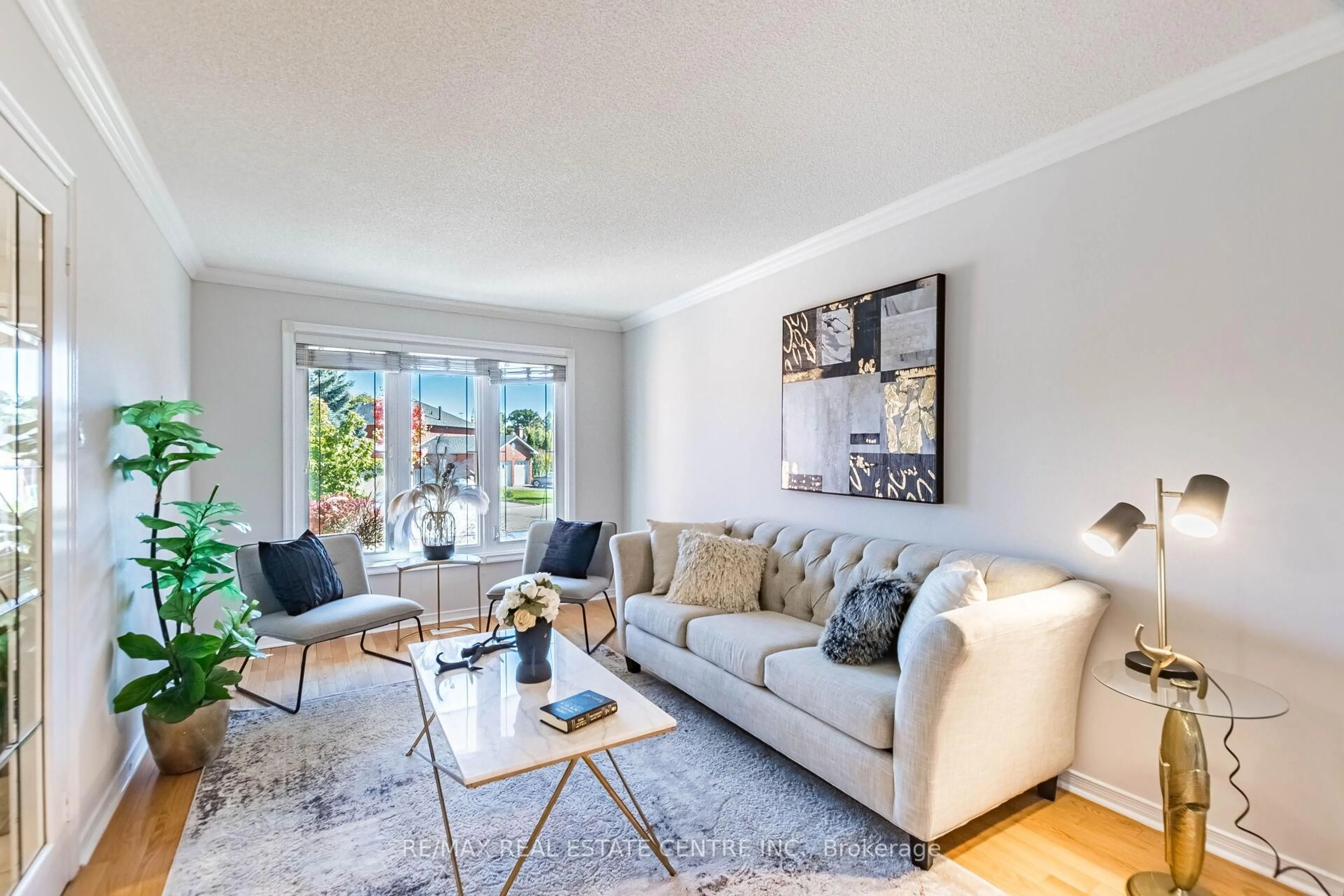 Living room with furniture, unknown for 963 Summerbreeze Crt, Mississauga Ontario L5V 1C9