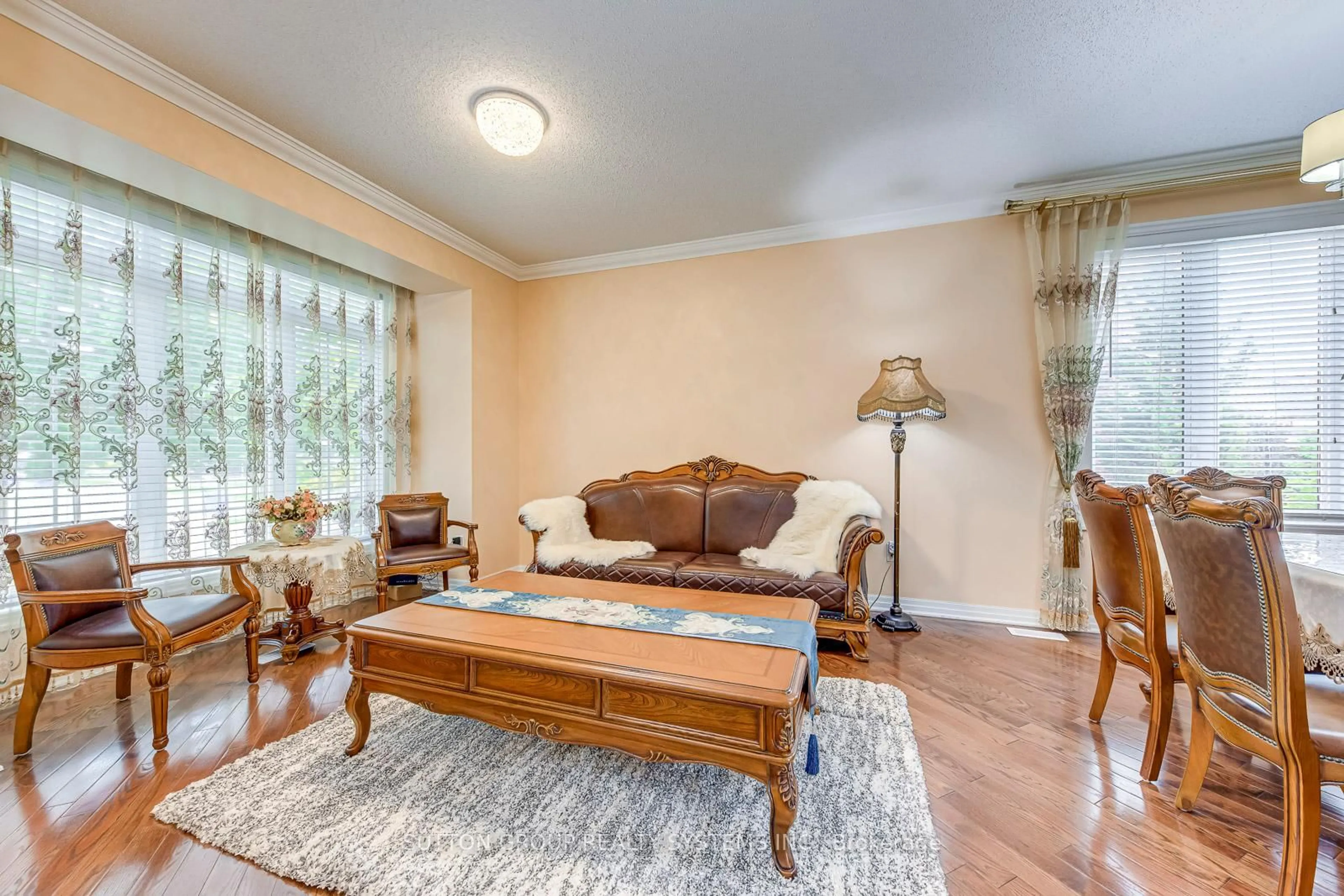Living room with furniture, unknown for 2207 Kwinter Rd, Oakville Ontario L6M 0G1