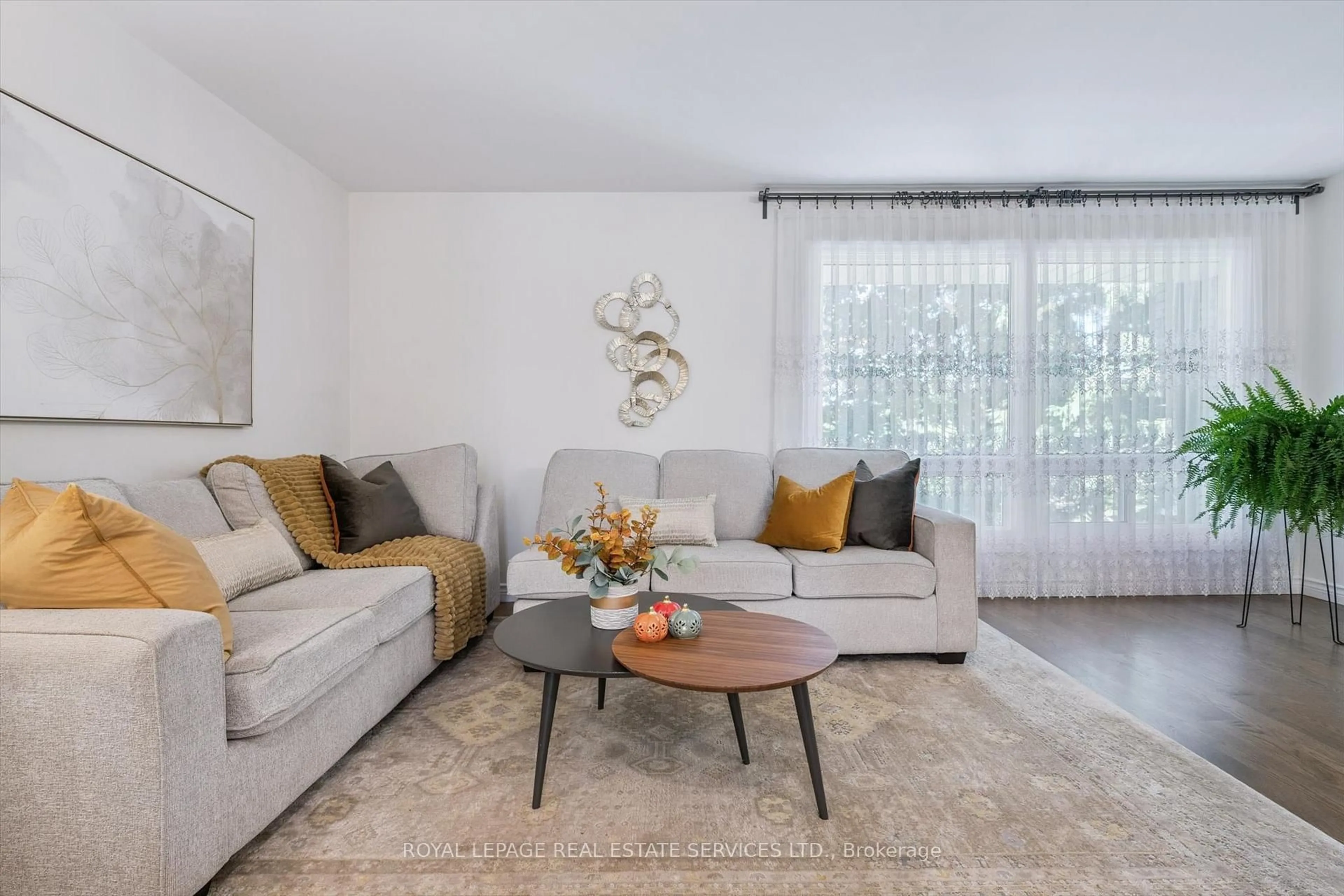 Living room with furniture, unknown for 915 Inverhouse Dr #24, Mississauga Ontario L5J 4B2