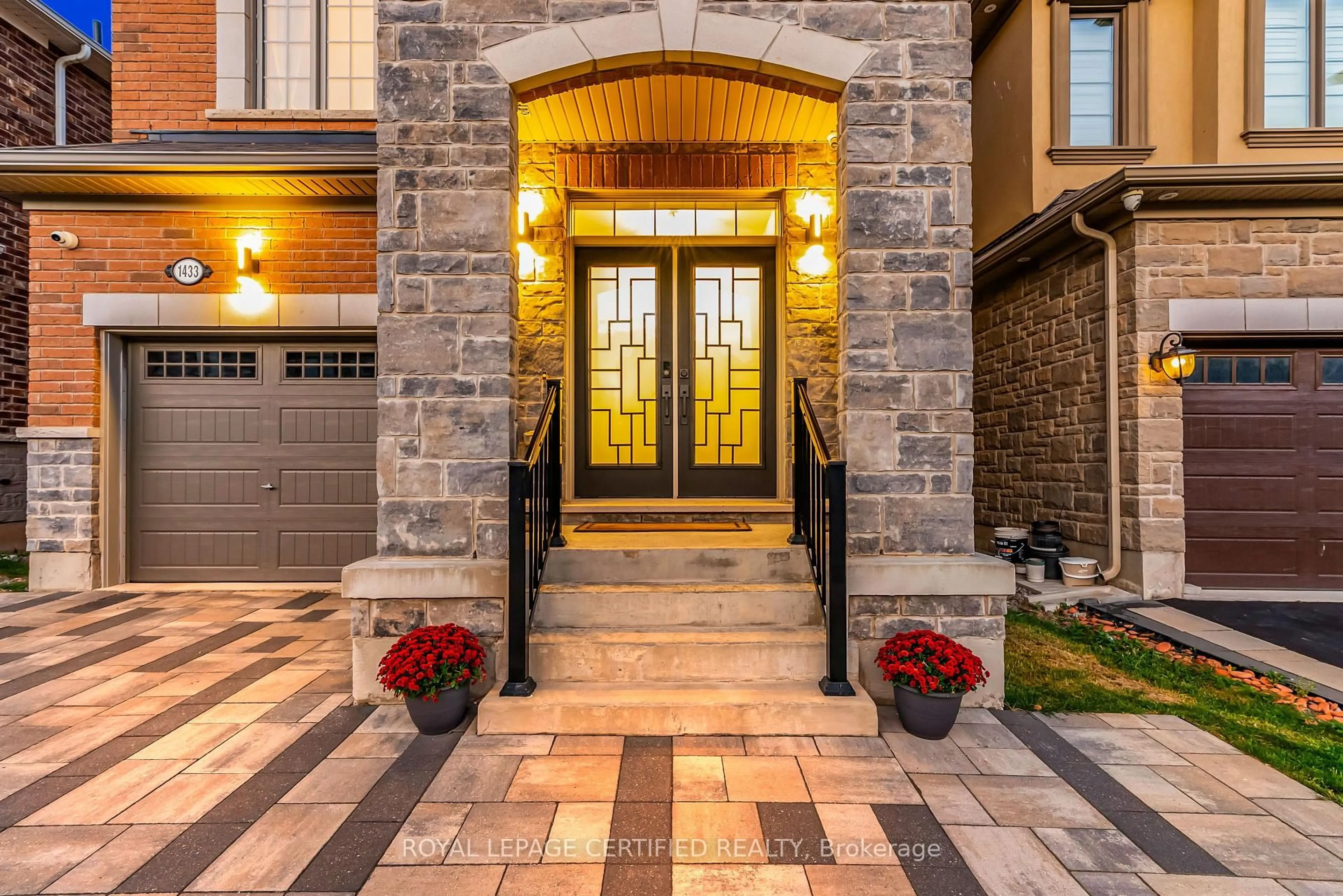 Indoor entryway for 1433 Sycamore Garden, Milton Ontario L9T 7E7