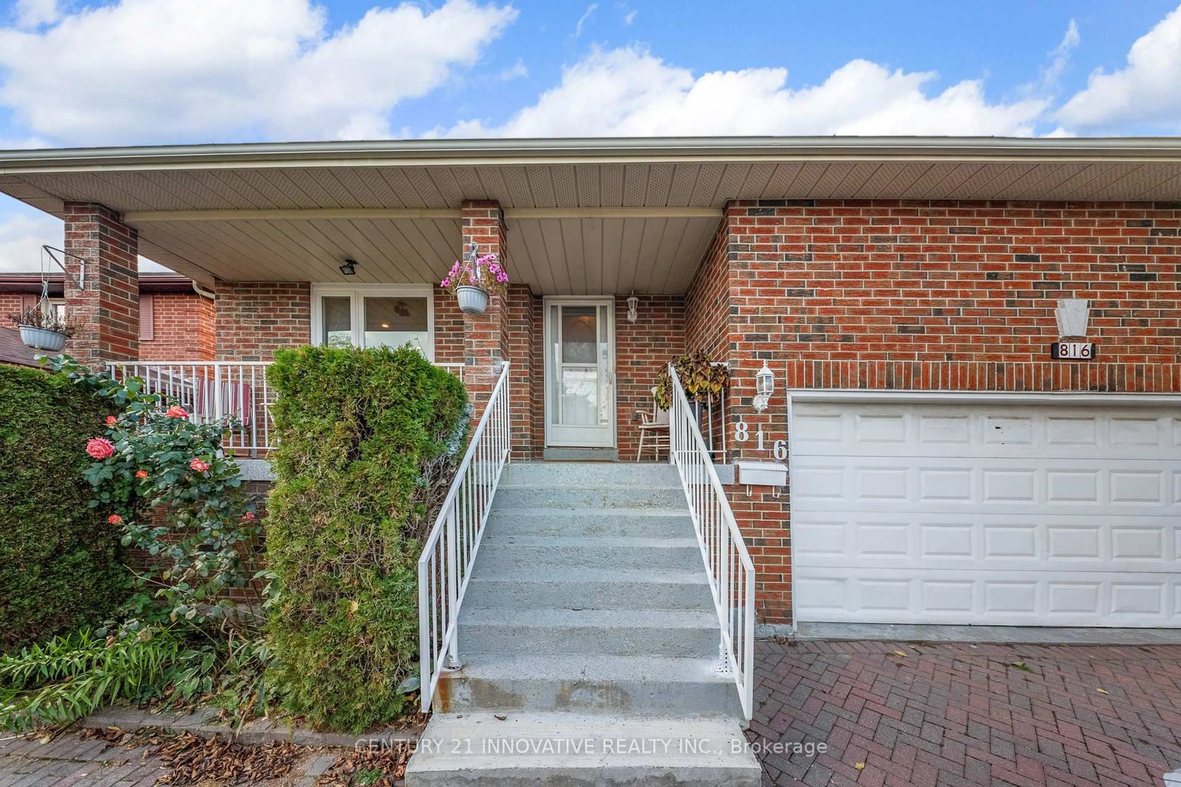 Home with brick exterior material, street for 816 Willowbank Tr, Mississauga Ontario L4W 3M2