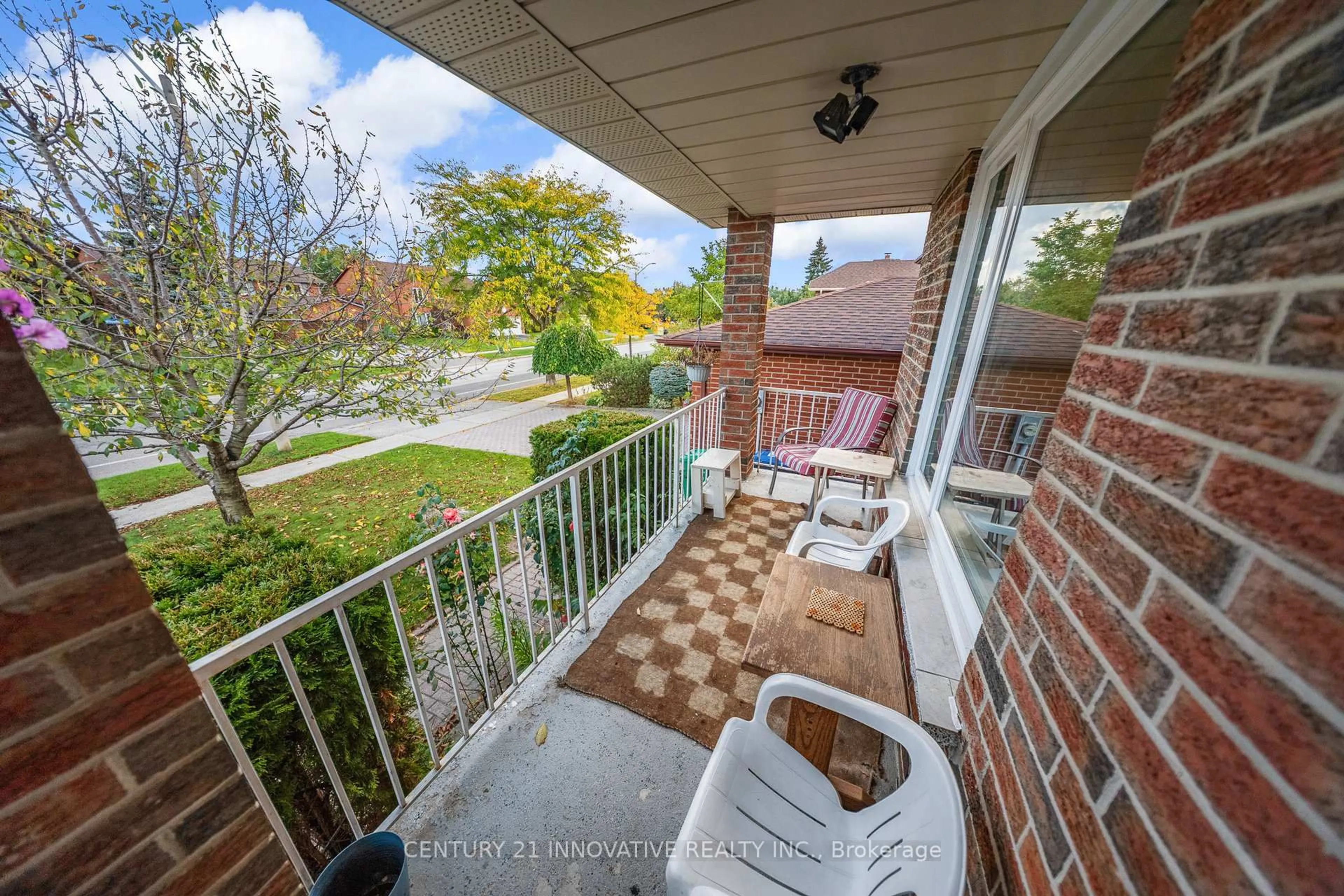 Patio, street for 816 Willowbank Tr, Mississauga Ontario L4W 3M2