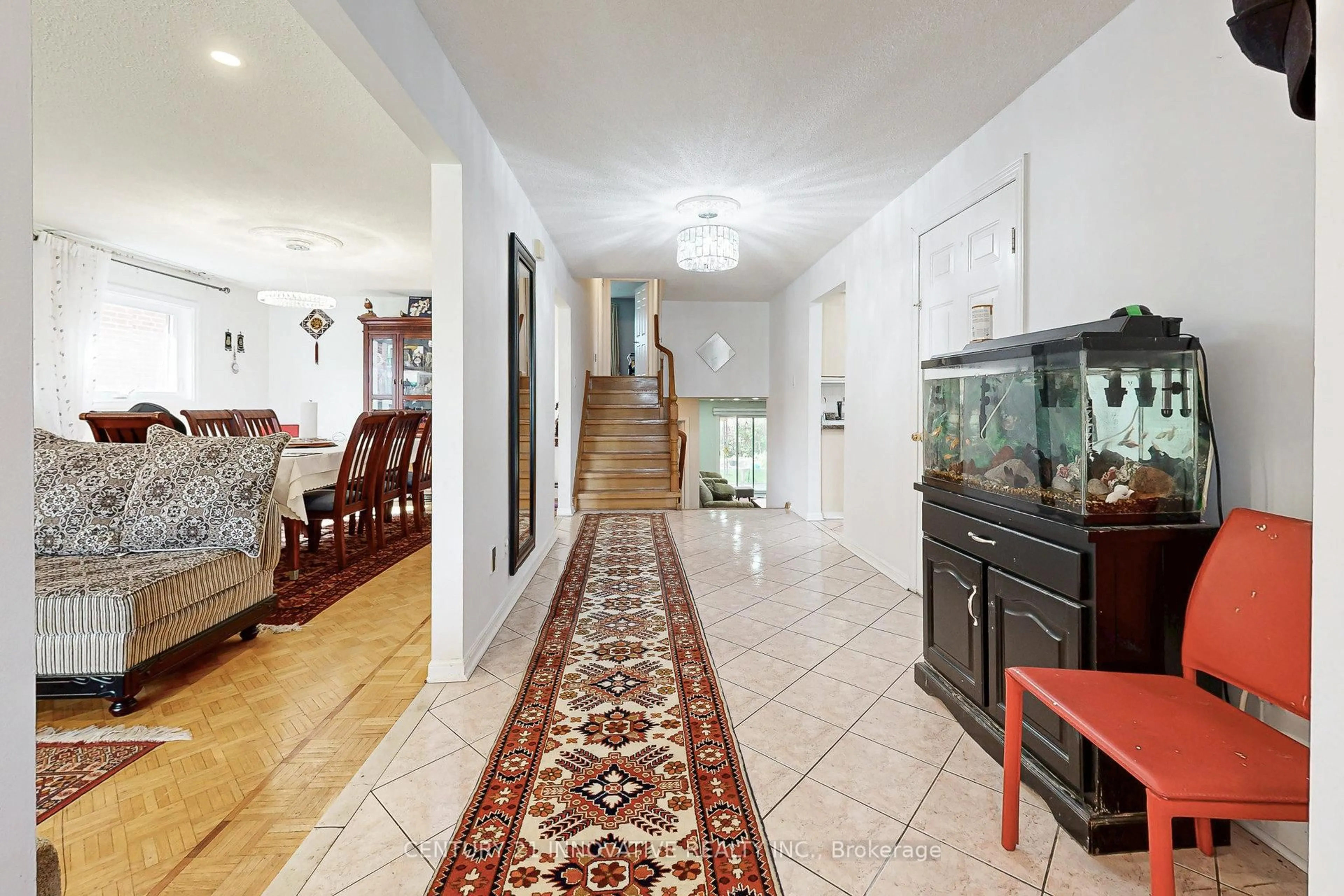 Indoor foyer for 816 Willowbank Tr, Mississauga Ontario L4W 3M2