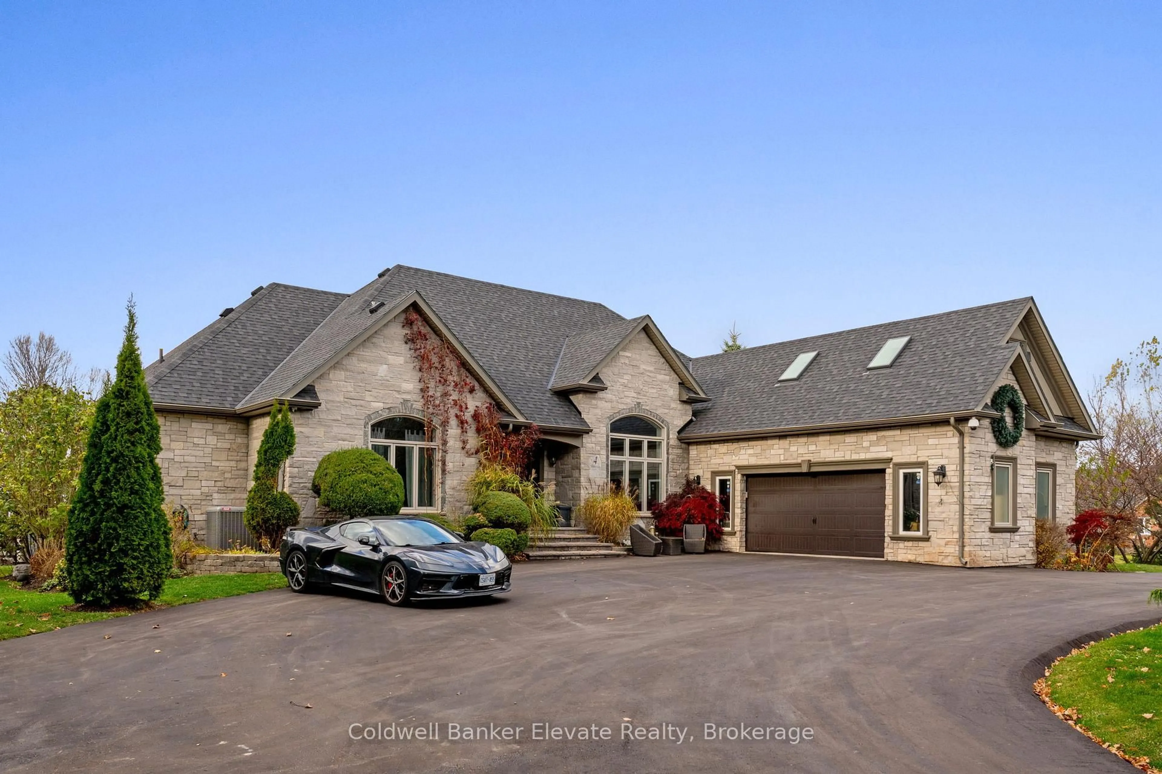 A pic from outside/outdoor area/front of a property/back of a property/a pic from drone, street for 4 Abbitt Cres, Halton Hills Ontario L7A 1A6