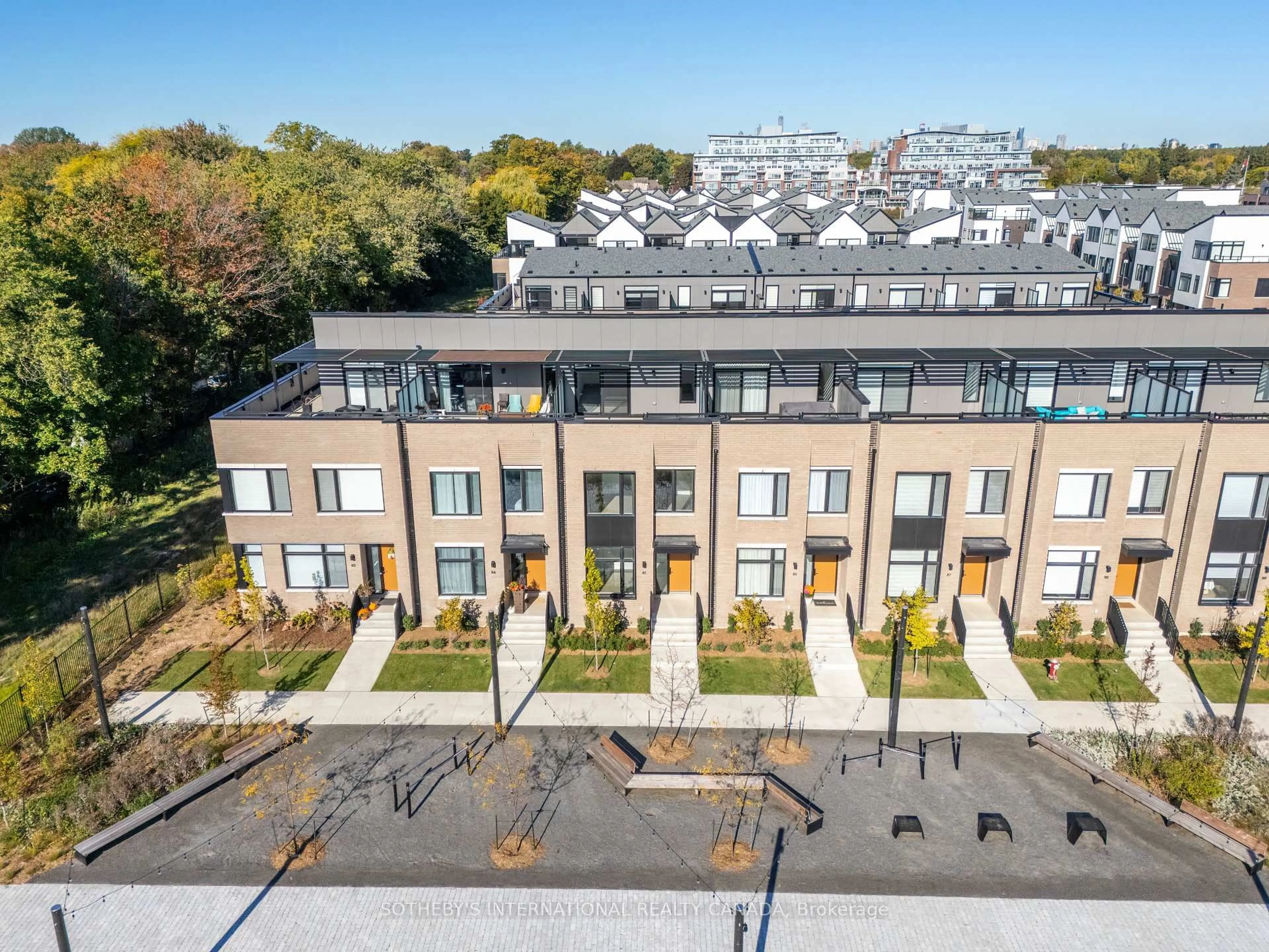 A pic from outside/outdoor area/front of a property/back of a property/a pic from drone, street for 60 Lou Parsons Way Dr #TH 85, Mississauga Ontario L5H 0B2