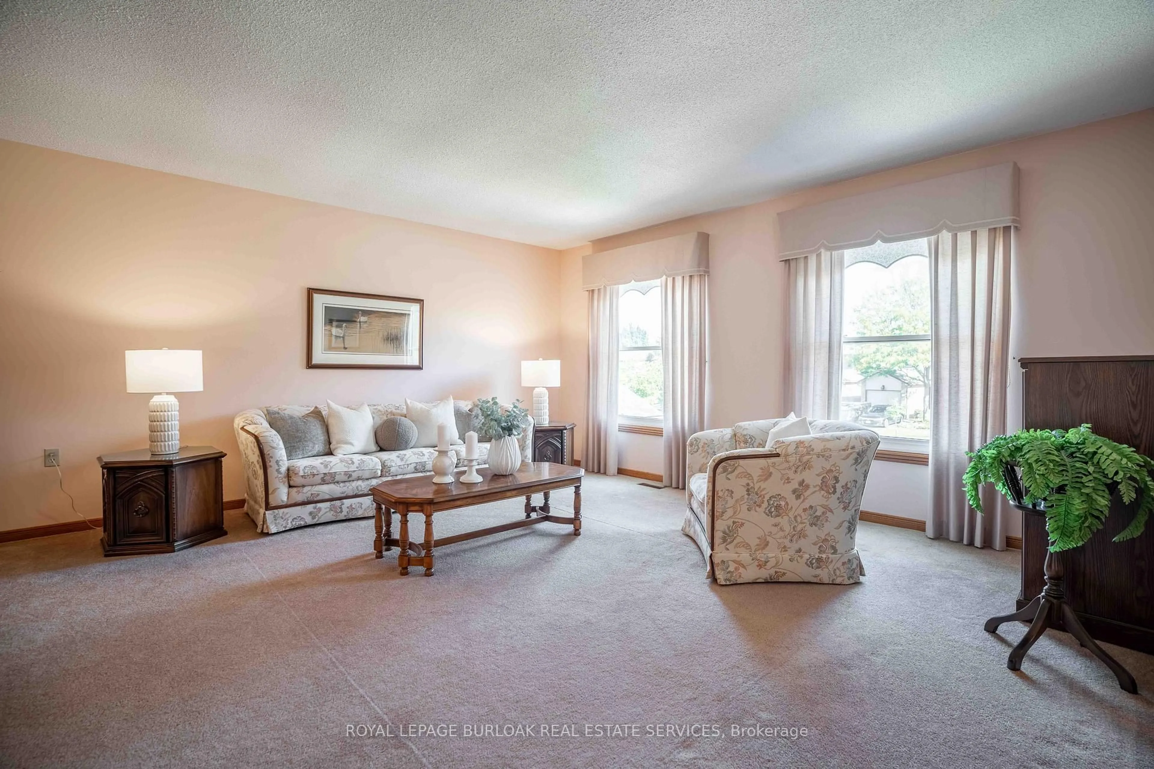 Living room with furniture, carpet floor for 1447 Reynolds Ave, Burlington Ontario L7M 3B6