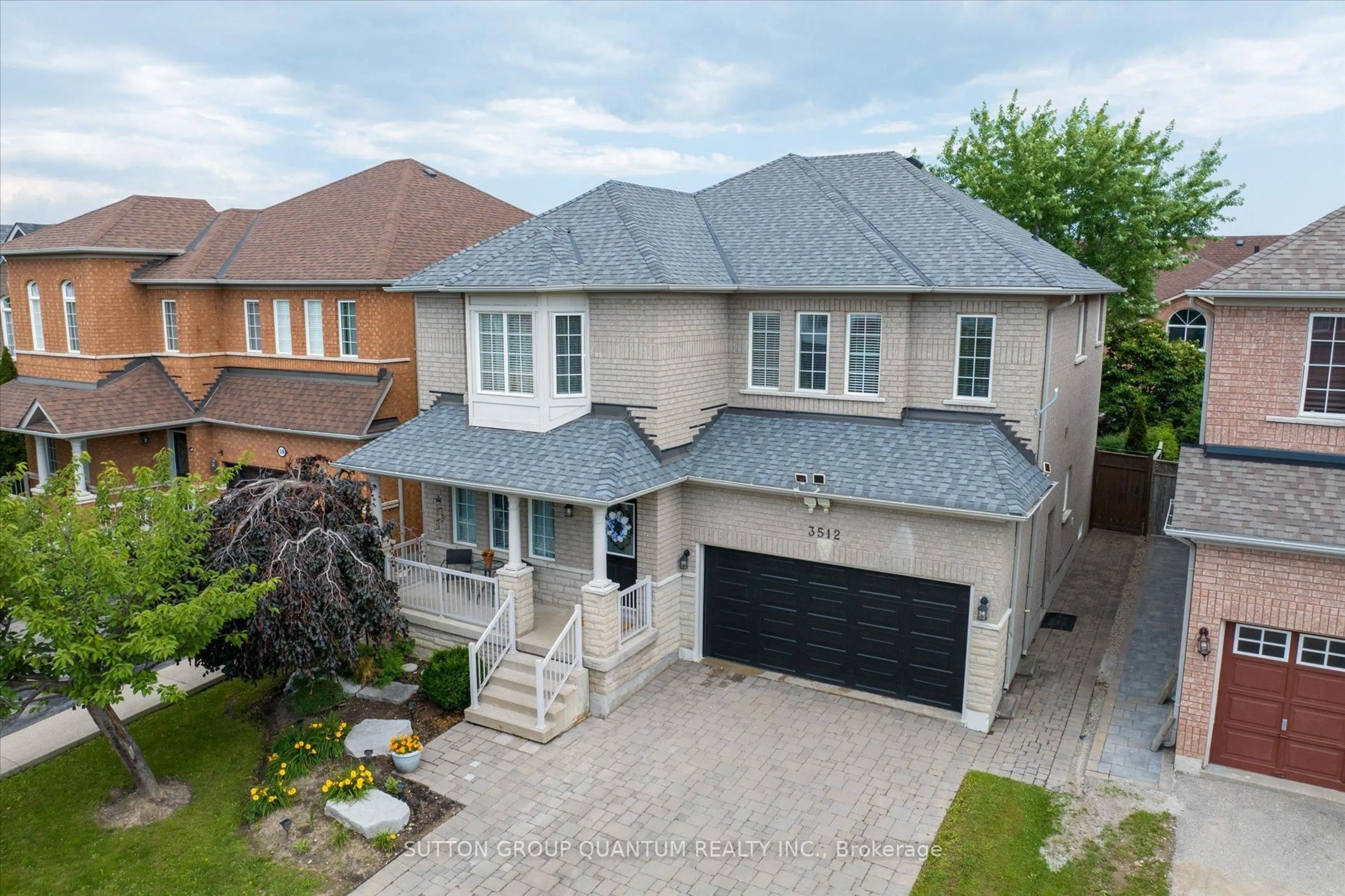 A pic from outside/outdoor area/front of a property/back of a property/a pic from drone, street for 3512 Positano Pl, Mississauga Ontario L5M 6Y9