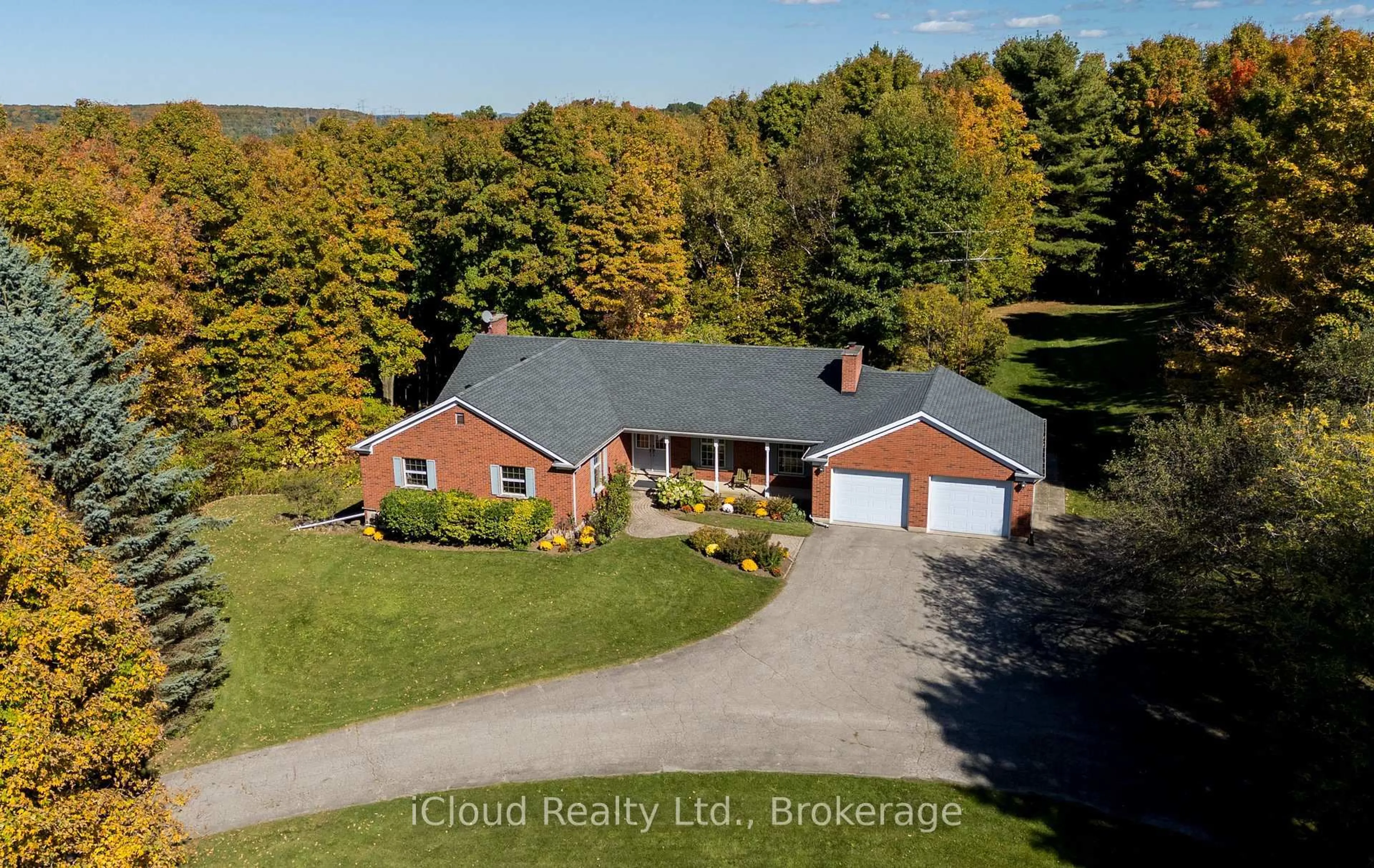 A pic from outside/outdoor area/front of a property/back of a property/a pic from drone, unknown for 179 Main St, Milton Ontario L0P 1B0