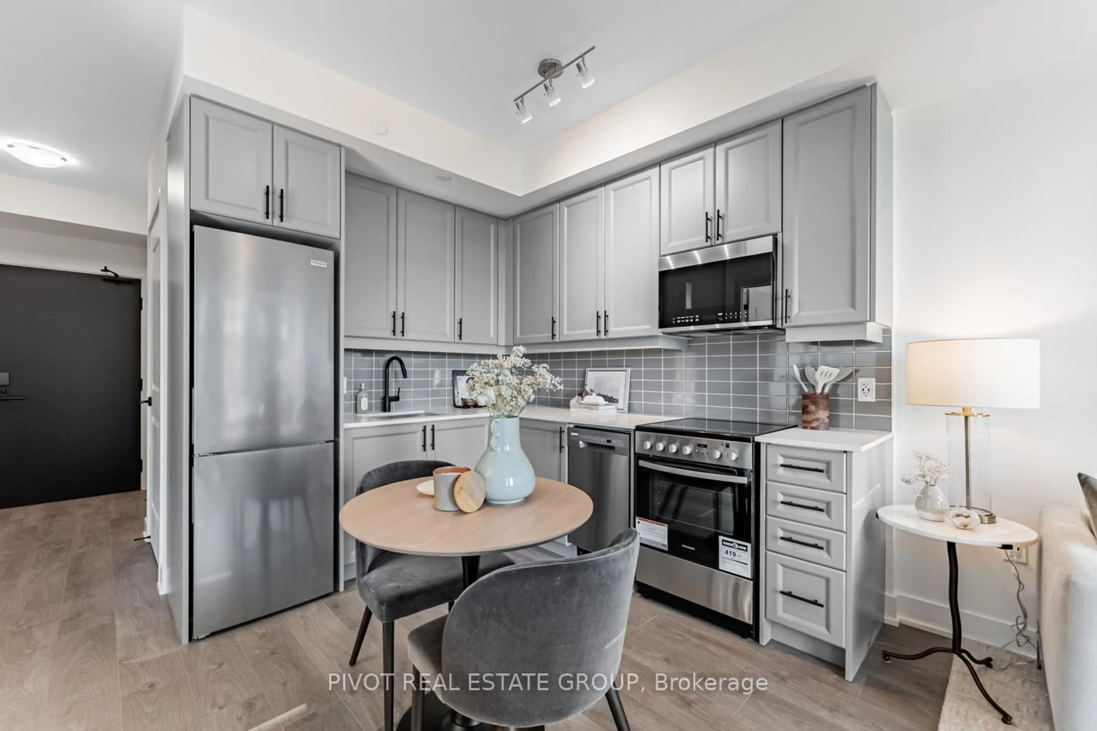 Open concept kitchen, ceramic/tile floor for 2343 Khalsa Gate #438, Oakville Ontario L6M 5R6