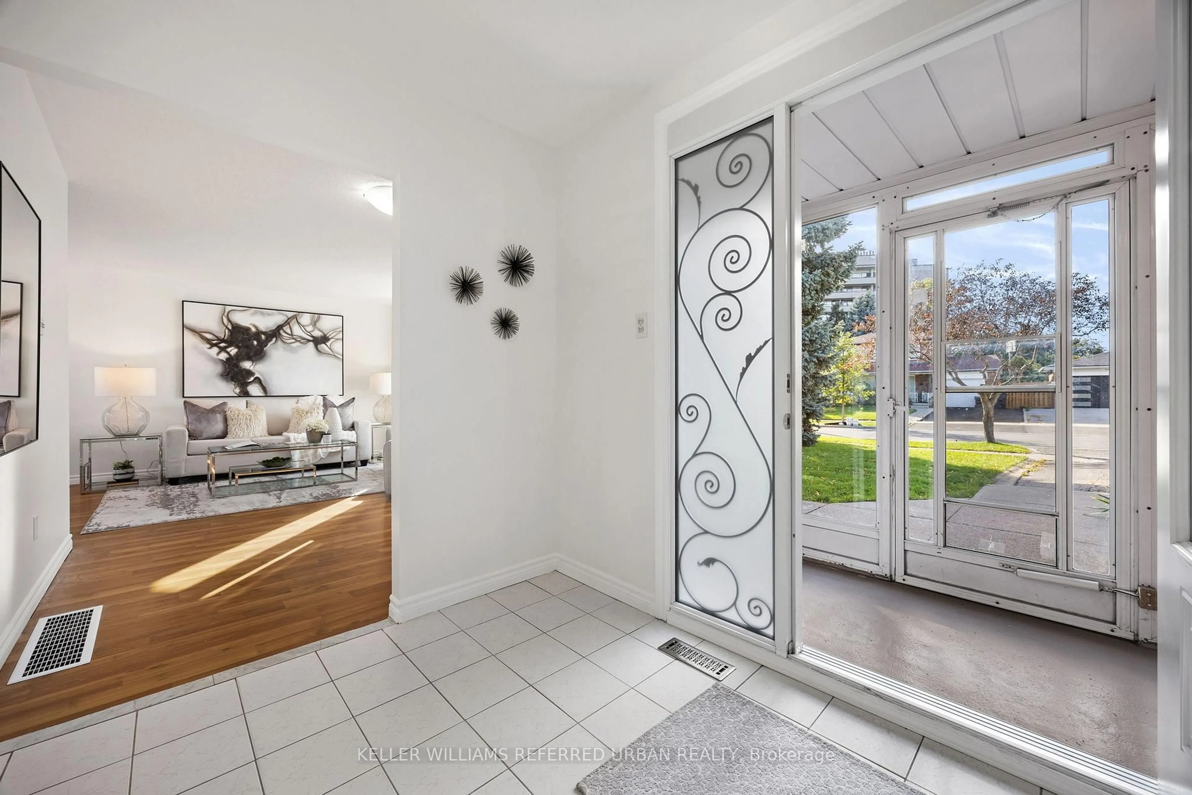Indoor entryway for 17 Madron Cres, Toronto Ontario M3J 1H8