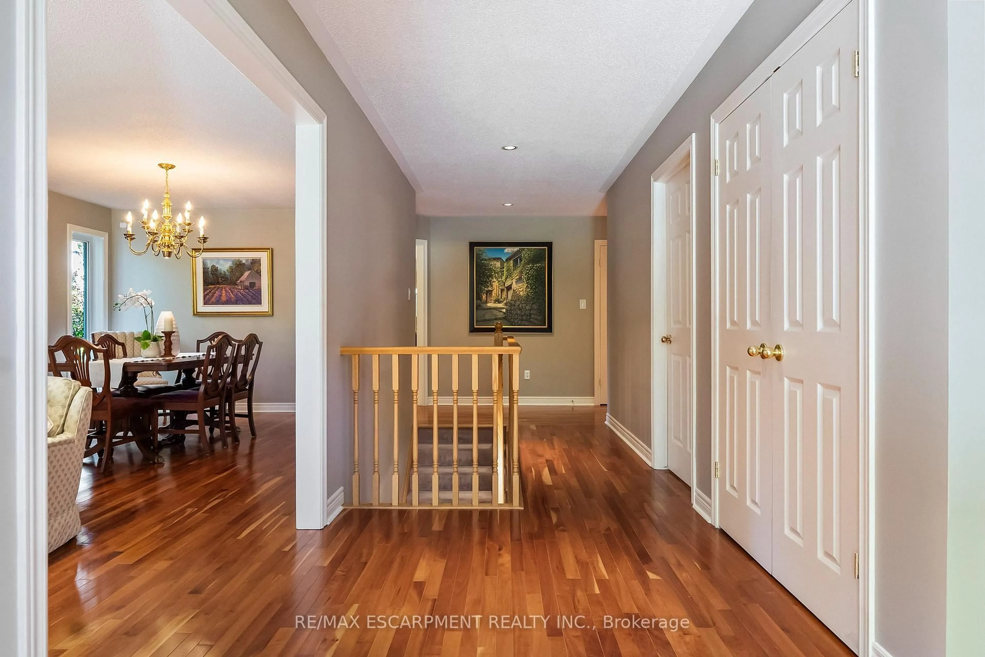 Indoor foyer for 1329 Clarkson Rd, Mississauga Ontario L5J 2W6