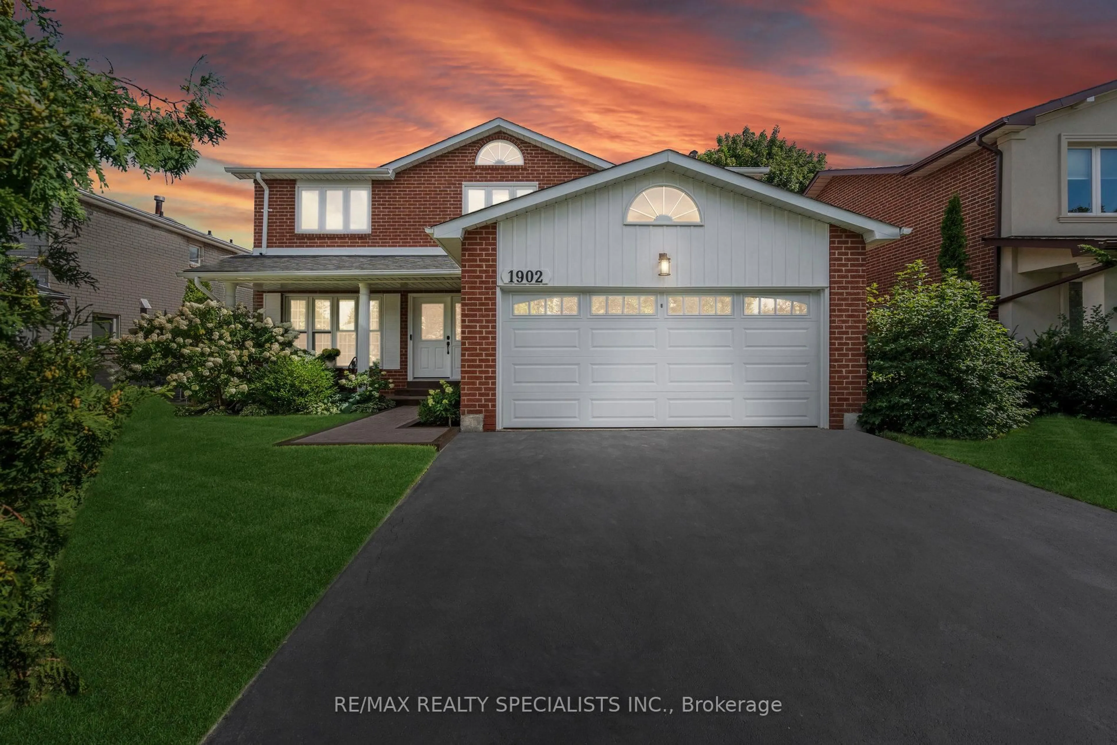 Unknown for 1902 Beechknoll Ave, Mississauga Ontario L4W 2G3