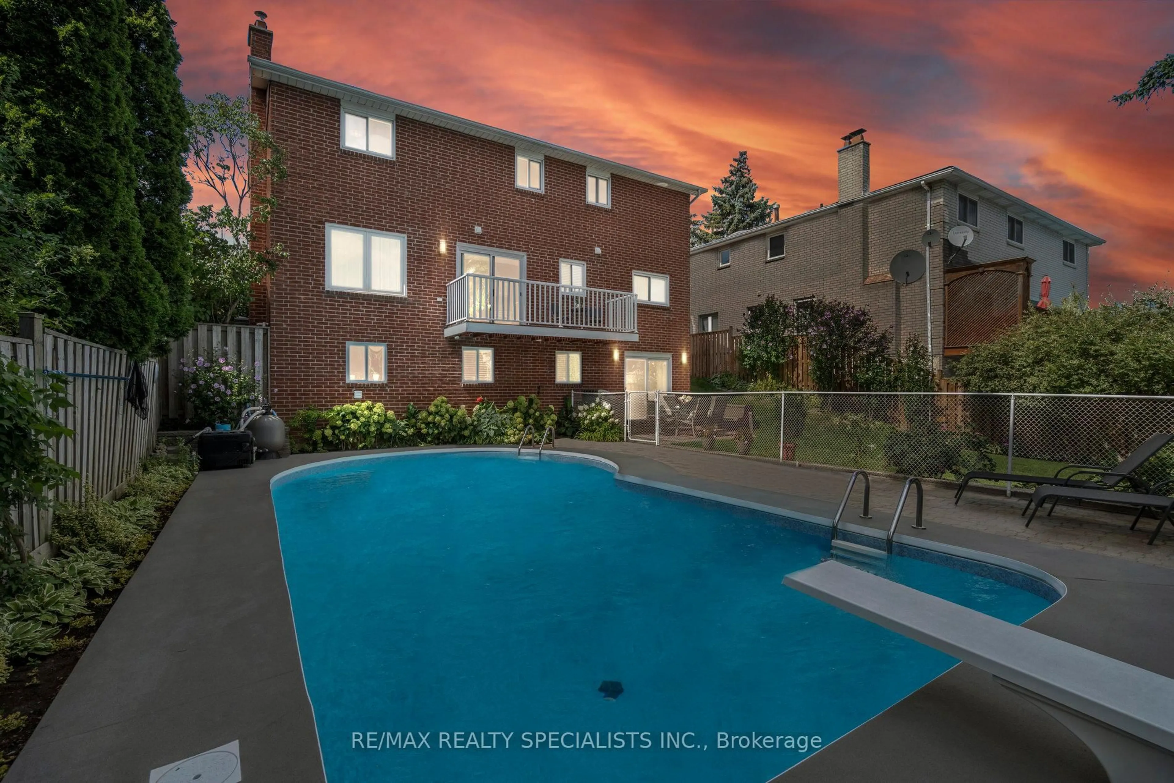 Pool for 1902 Beechknoll Ave, Mississauga Ontario L4W 2G3