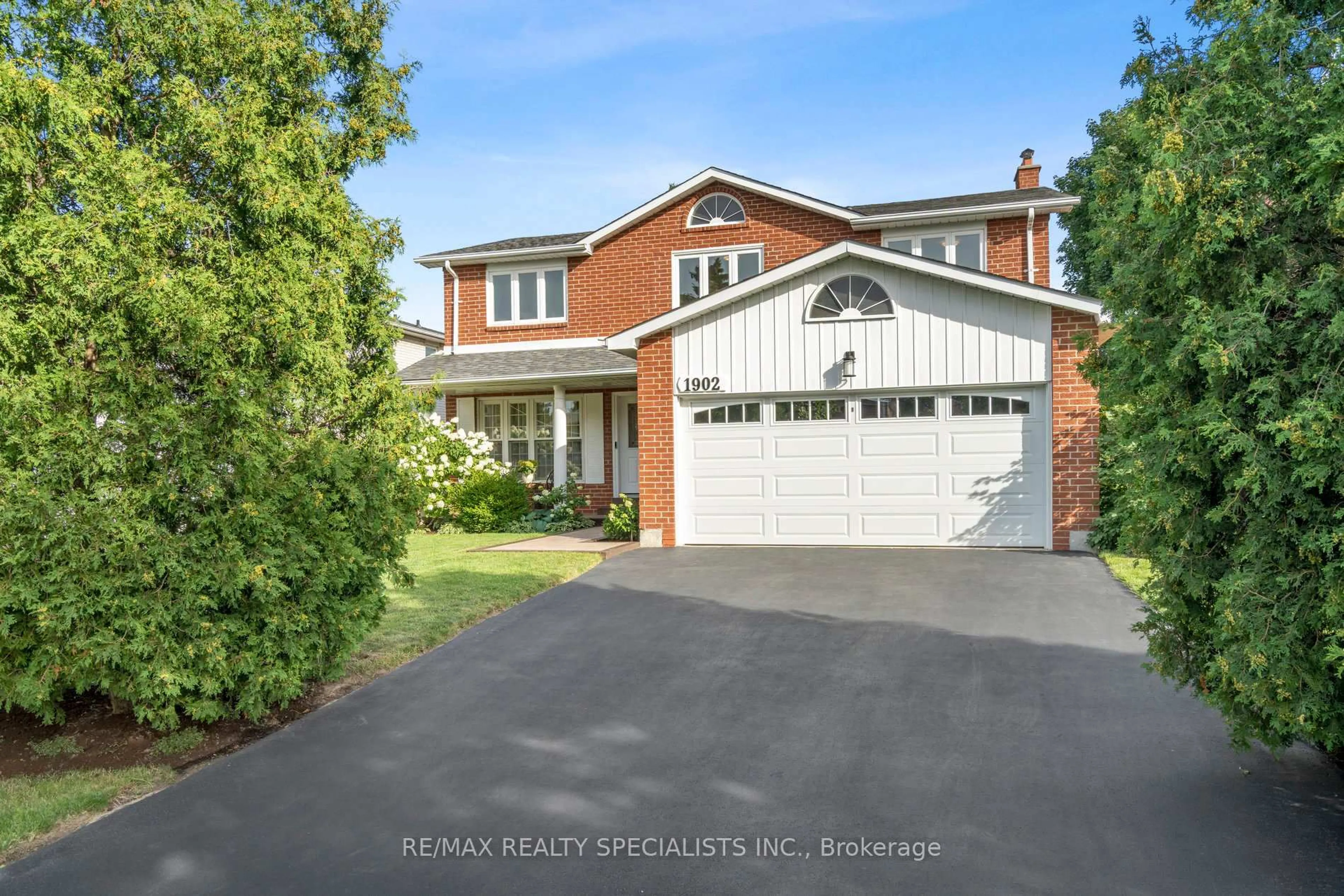 Home with brick exterior material, street for 1902 Beechknoll Ave, Mississauga Ontario L4W 2G3