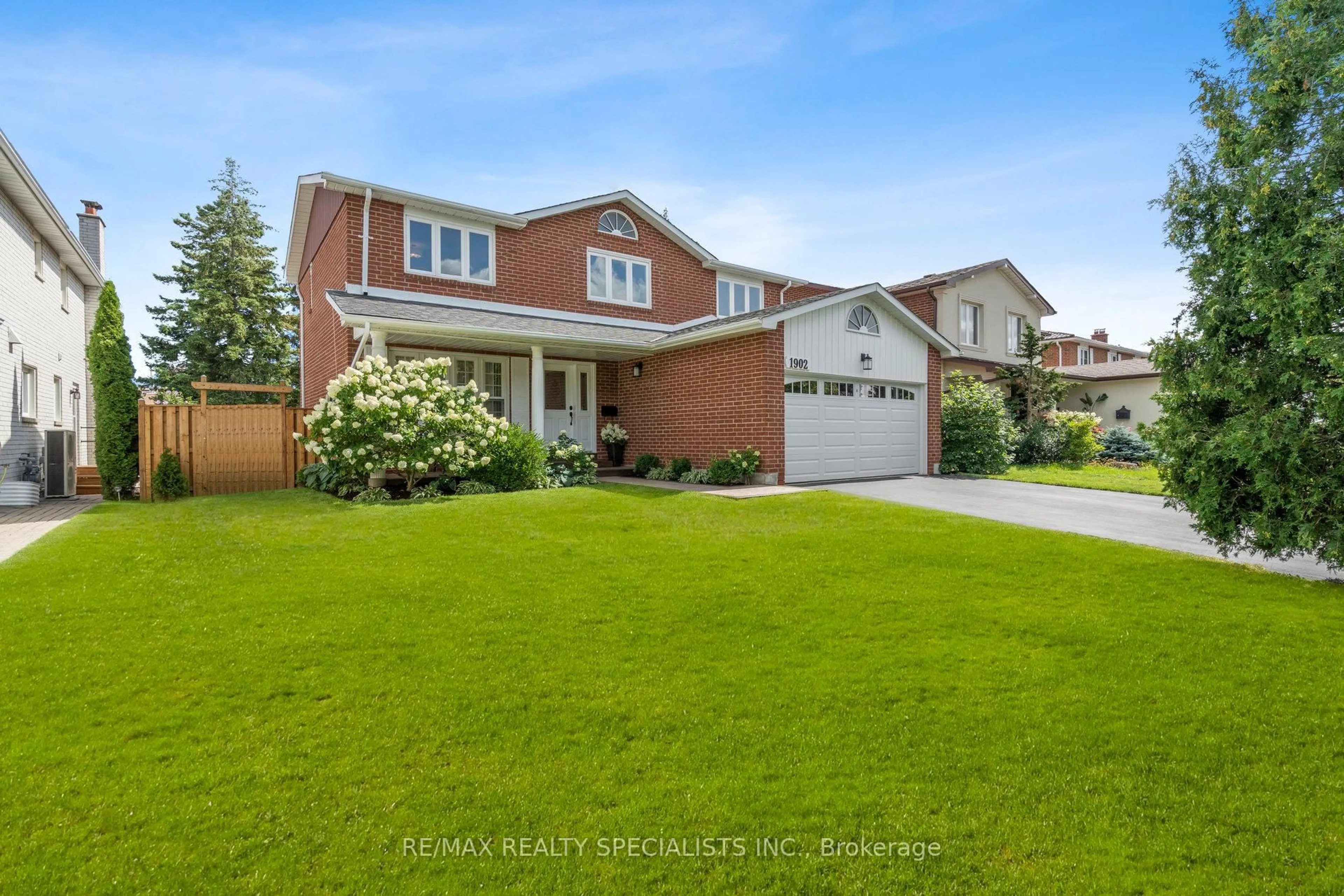 Unknown for 1902 Beechknoll Ave, Mississauga Ontario L4W 2G3