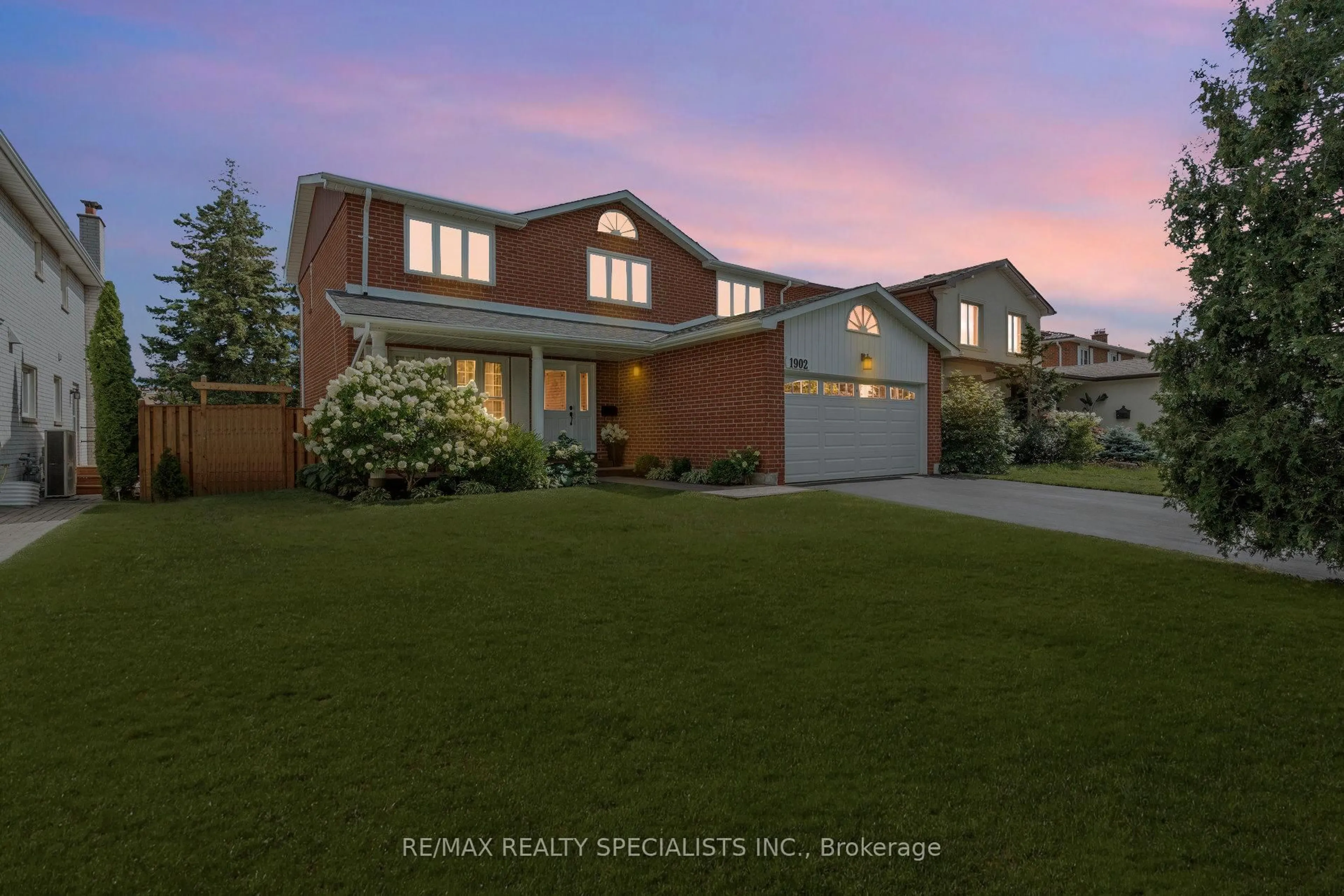 Home with vinyl exterior material, street for 1902 Beechknoll Ave, Mississauga Ontario L4W 2G3