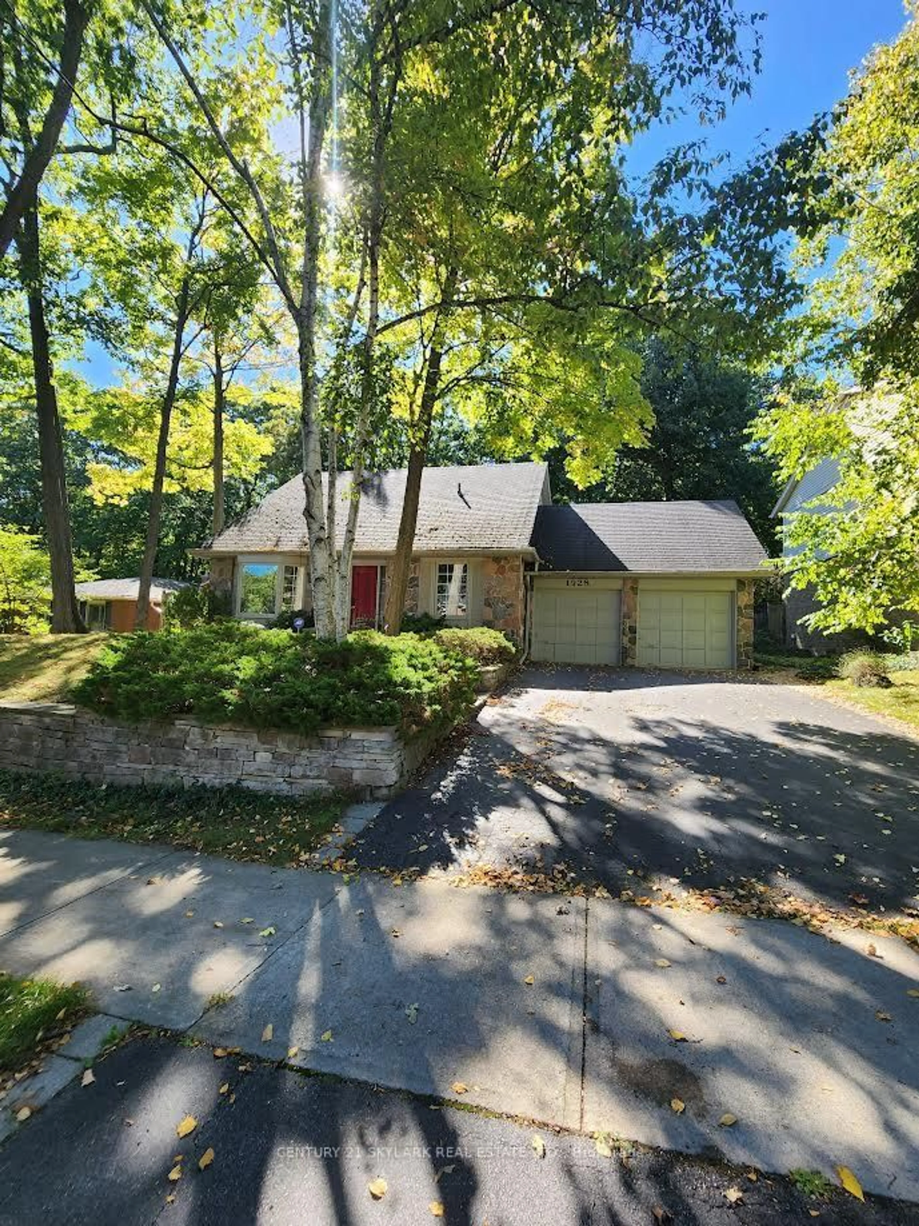 A pic from outside/outdoor area/front of a property/back of a property/a pic from drone, street for 1928 Four Seasons Dr, Burlington Ontario L7P 2Y1