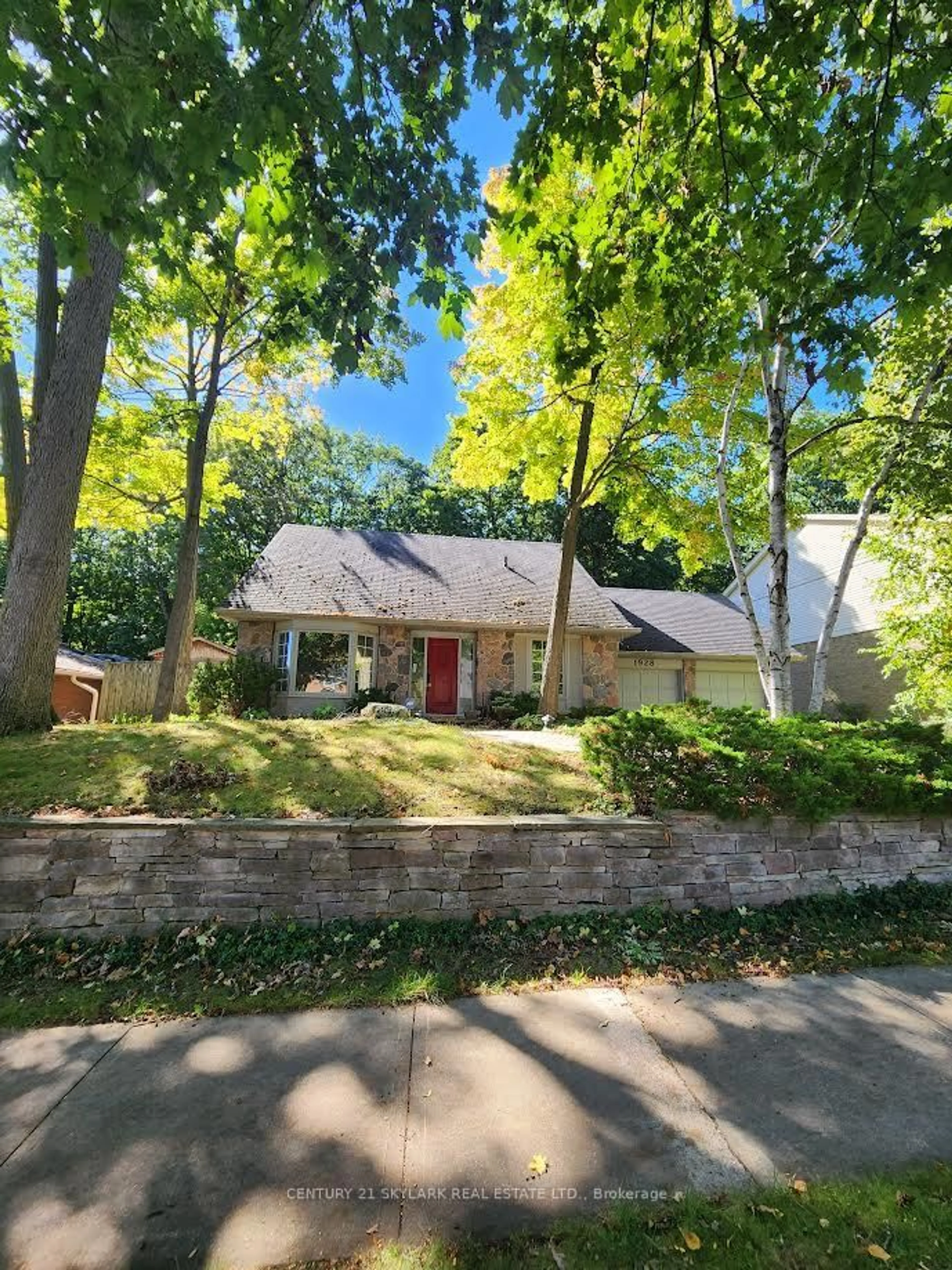 Unknown for 1928 Four Seasons Dr, Burlington Ontario L7P 2Y1