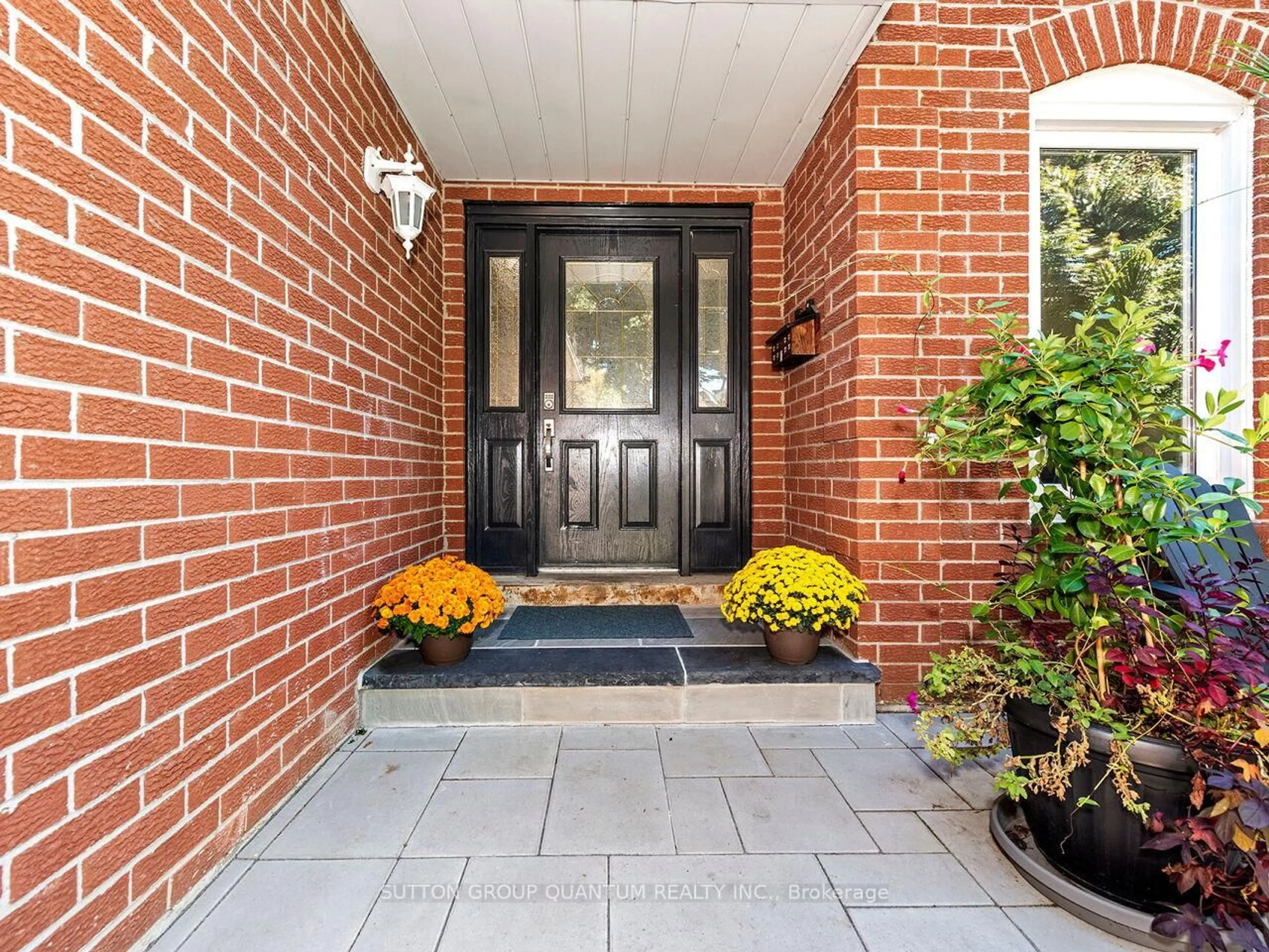 Indoor entryway for 1872 Flintlock Crt, Mississauga Ontario L5L 3E1